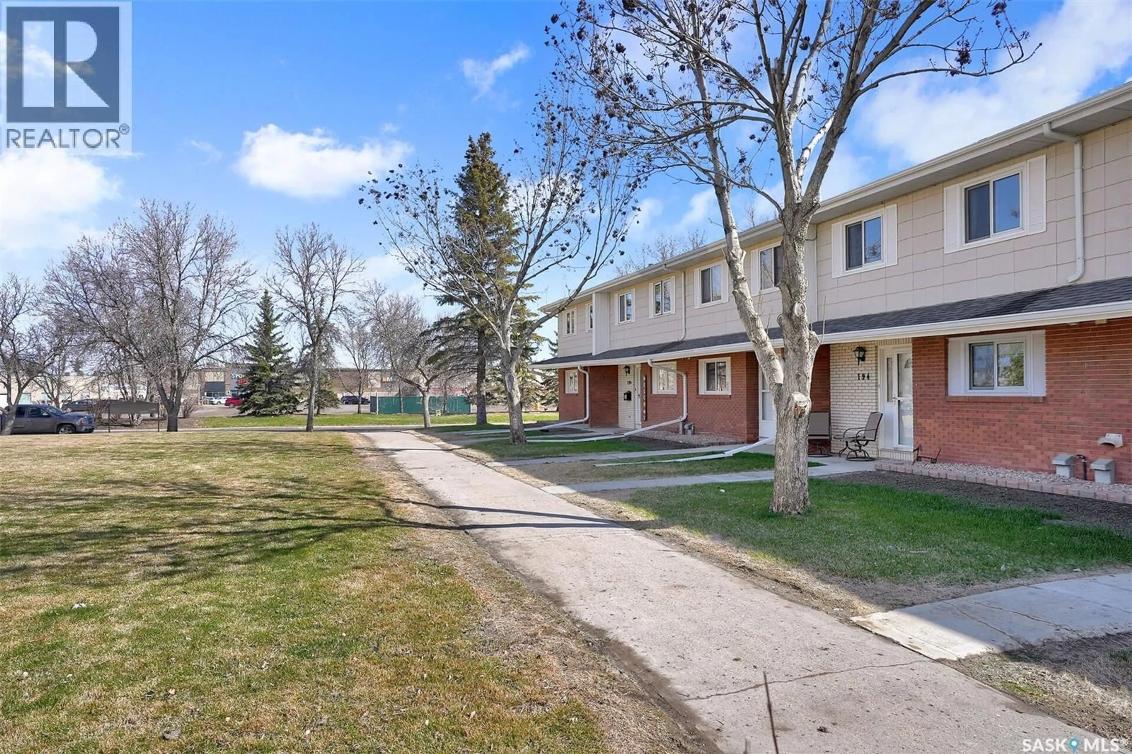 Patio, street for 194 PLAINSVIEW DRIVE, Regina Saskatchewan S4S6L2
