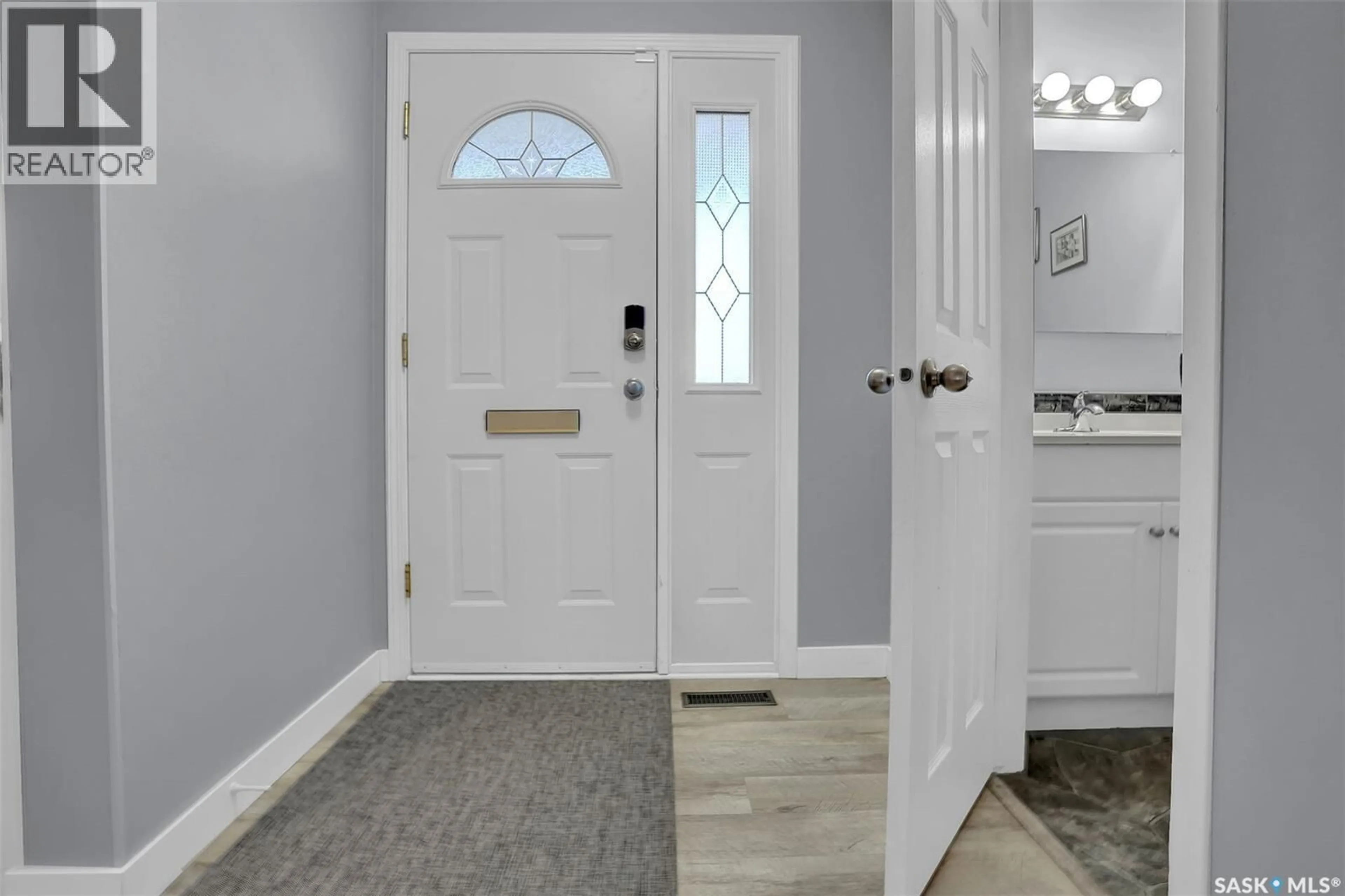 Indoor entryway for 194 PLAINSVIEW DRIVE, Regina Saskatchewan S4S6L2