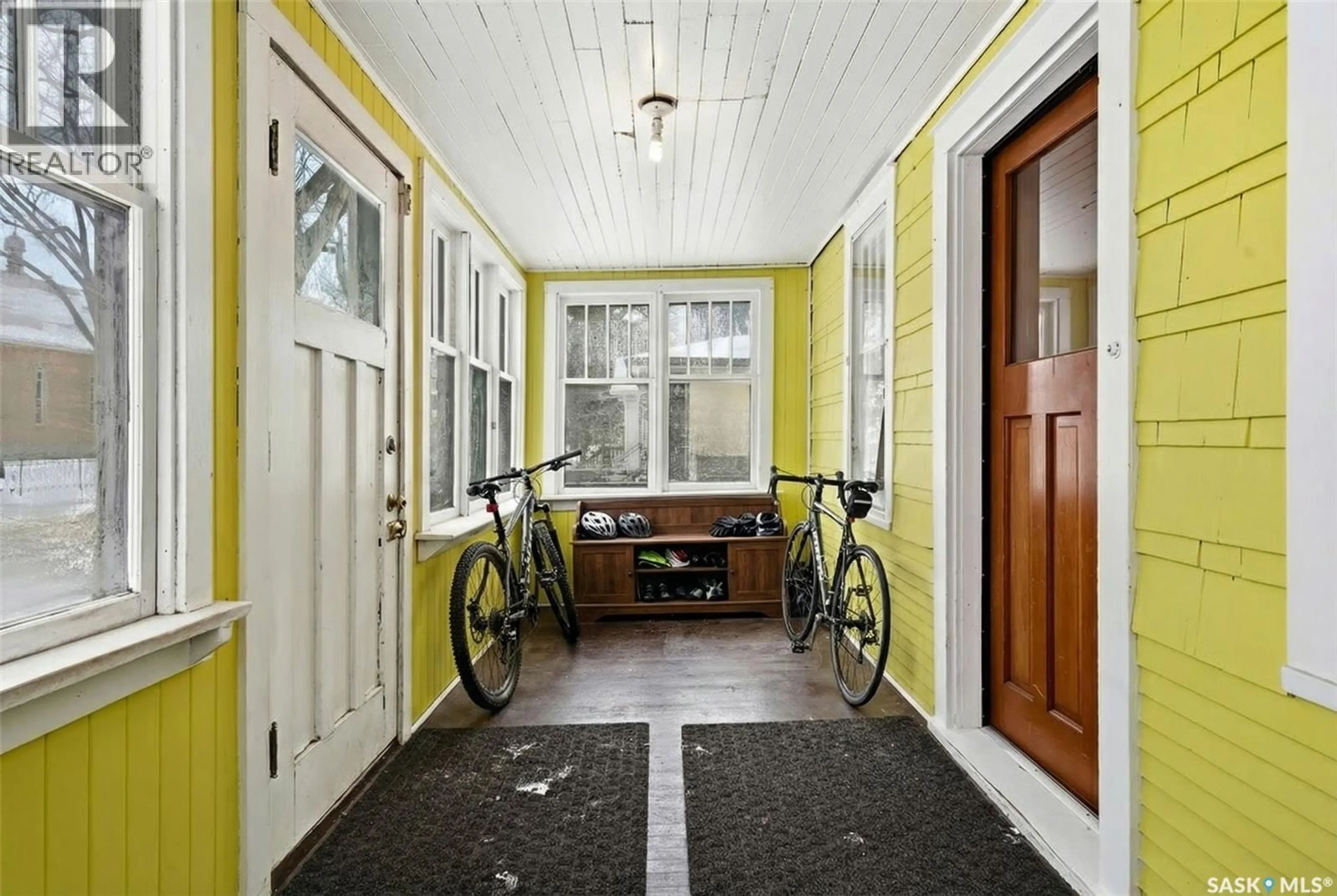 Indoor entryway for 1929 TORONTO STREET, Regina Saskatchewan S4P1M9