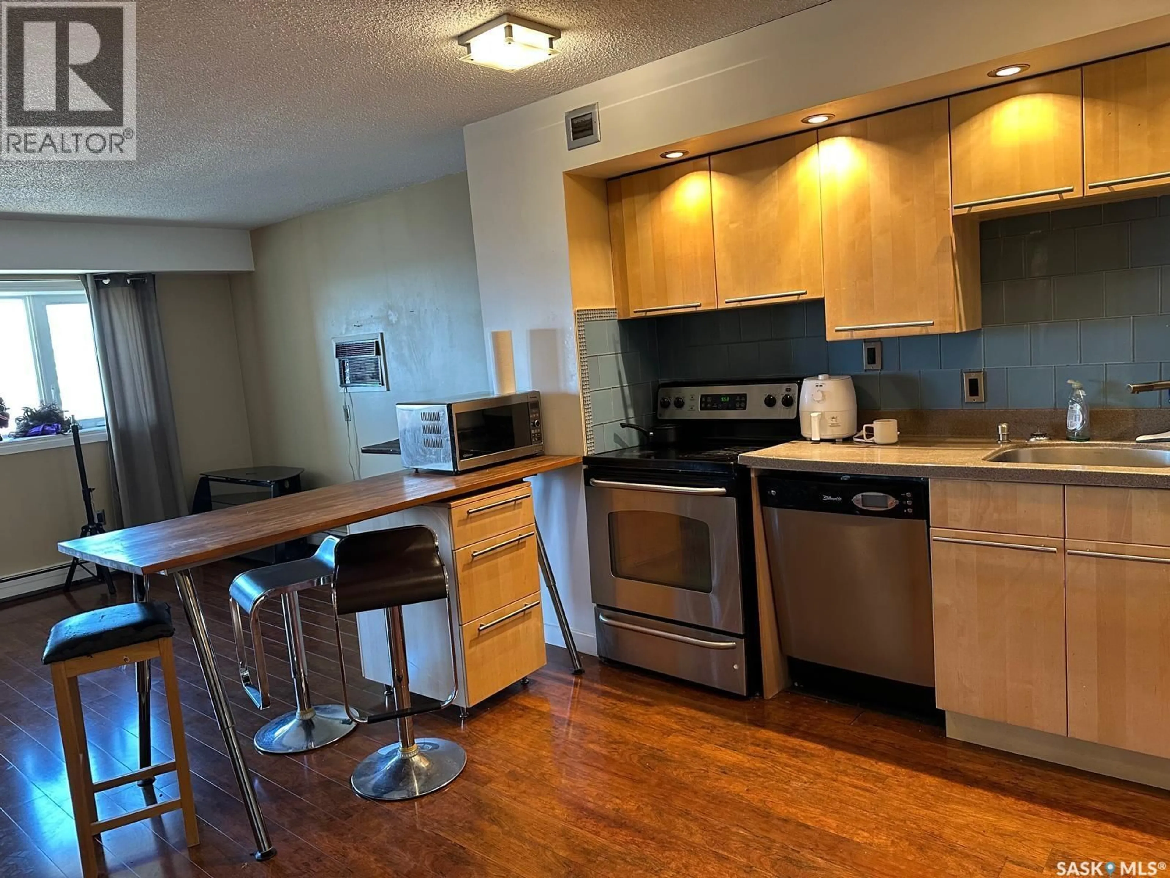 Standard kitchen, wood/laminate floor for 405 - 904 5TH AVENUE N, Saskatoon Saskatchewan S7K6Z3