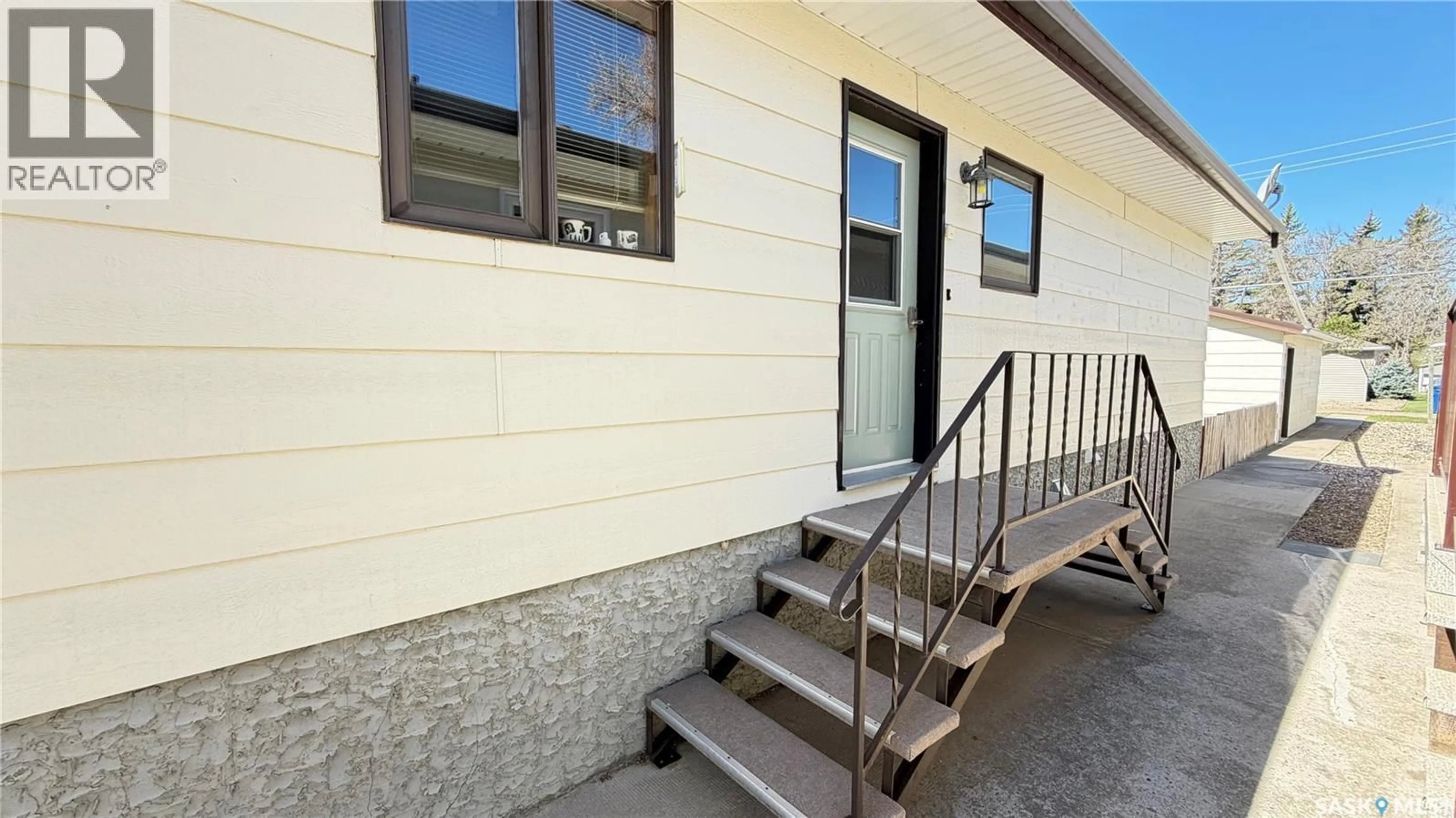 Home with vinyl exterior material, building for 213 MAPLE STREET, Maple Creek Saskatchewan S0N1N0