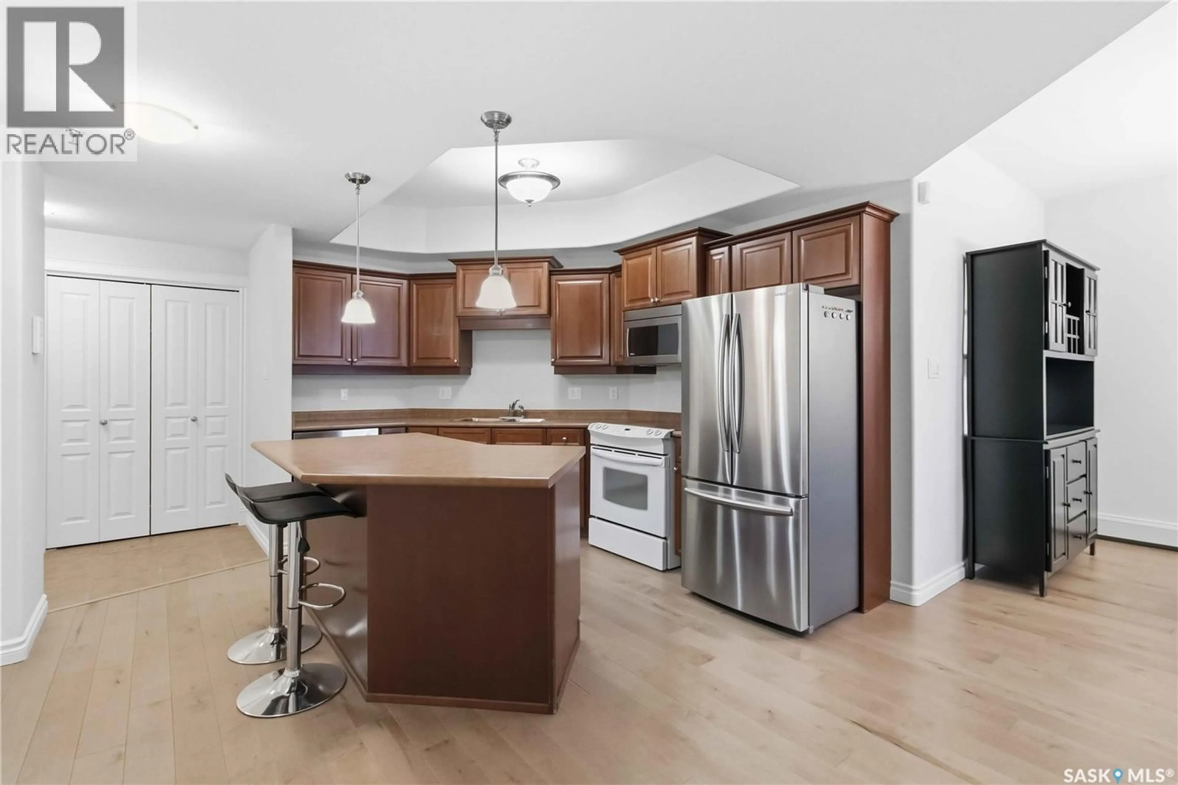 Open concept kitchen, wood/laminate floor for W - 112 619 SASKATCHEWAN CRESCENT, Saskatoon Saskatchewan S7M0A5