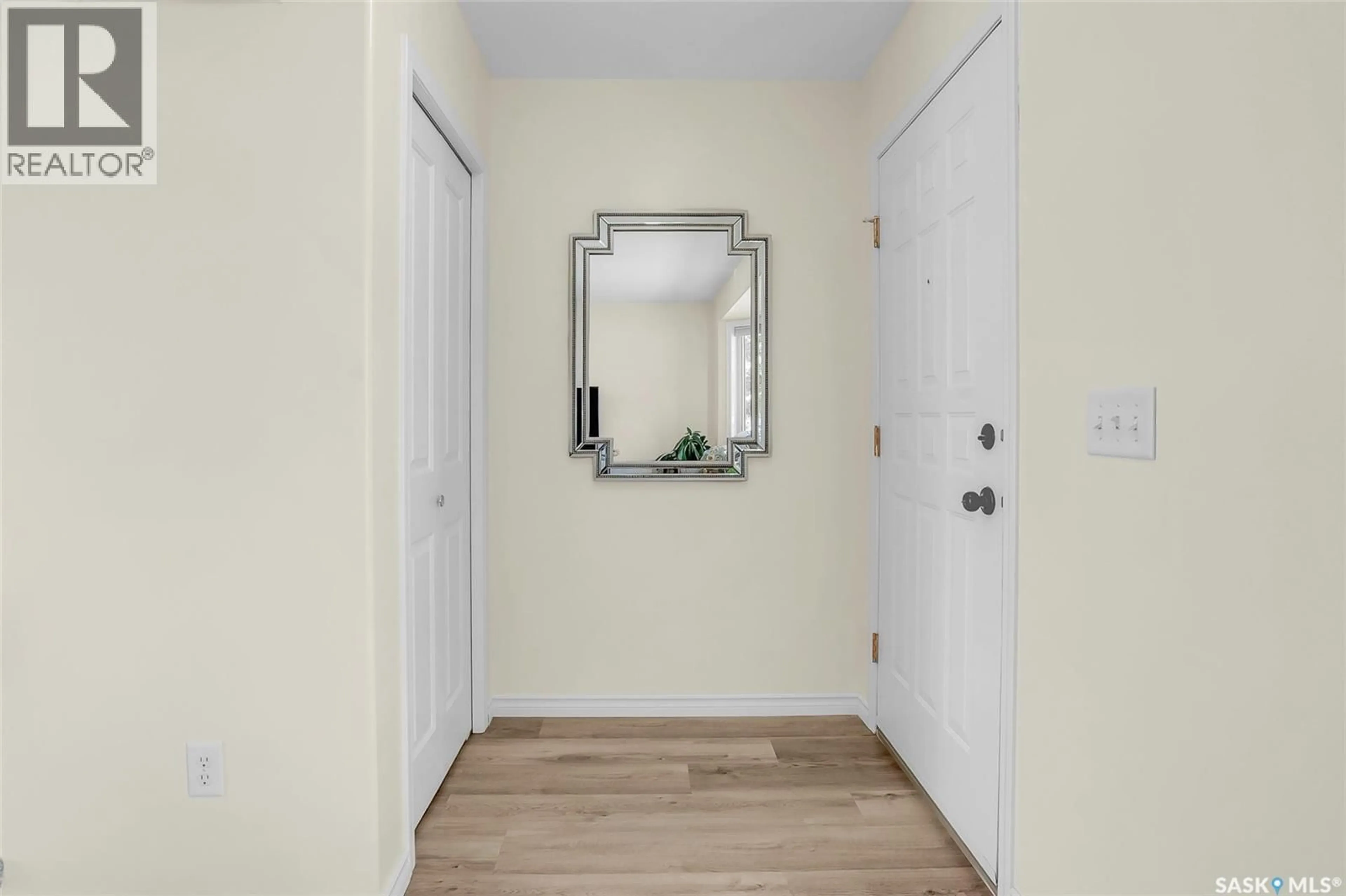 Indoor entryway for 1122 12TH STREET, Saskatoon Saskatchewan S7H0E2