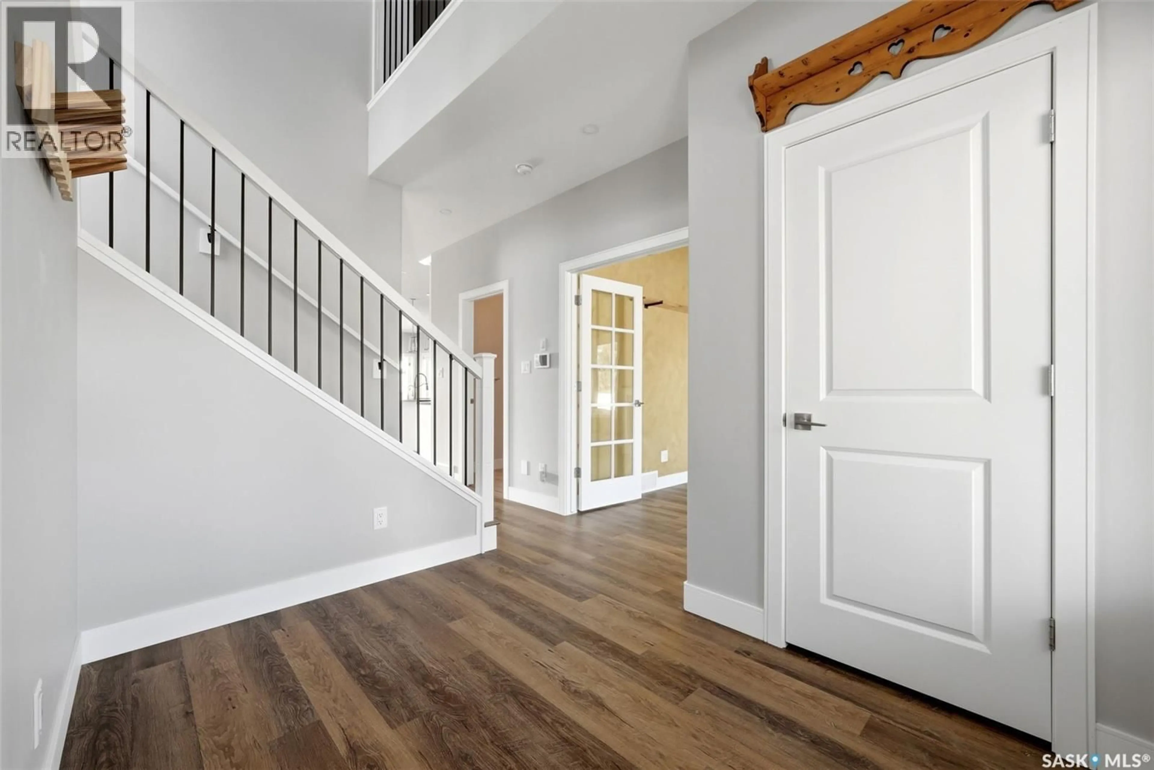 Indoor entryway for 2100 QUEEN STREET, Regina Saskatchewan S4T4C3