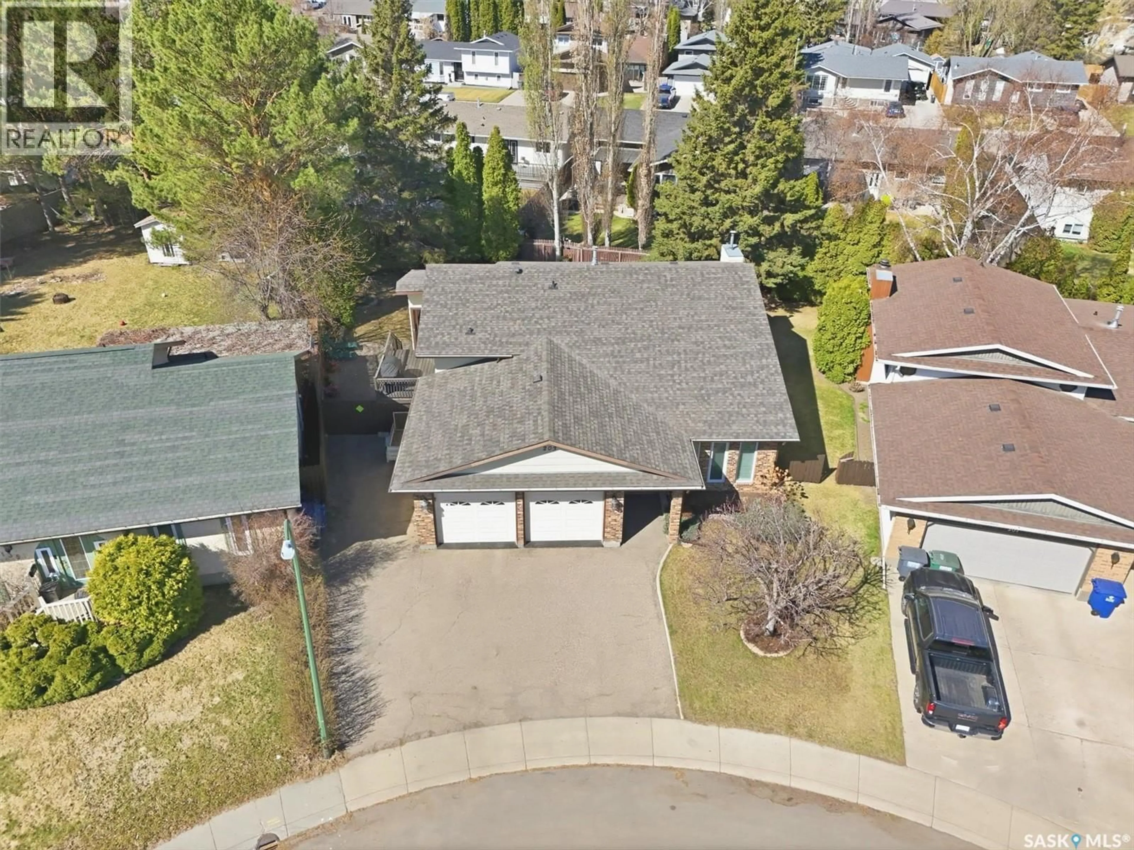 A pic from outside/outdoor area/front of a property/back of a property/a pic from drone, street for 203 GUSTIN CRESCENT, Saskatoon Saskatchewan S7K6G8