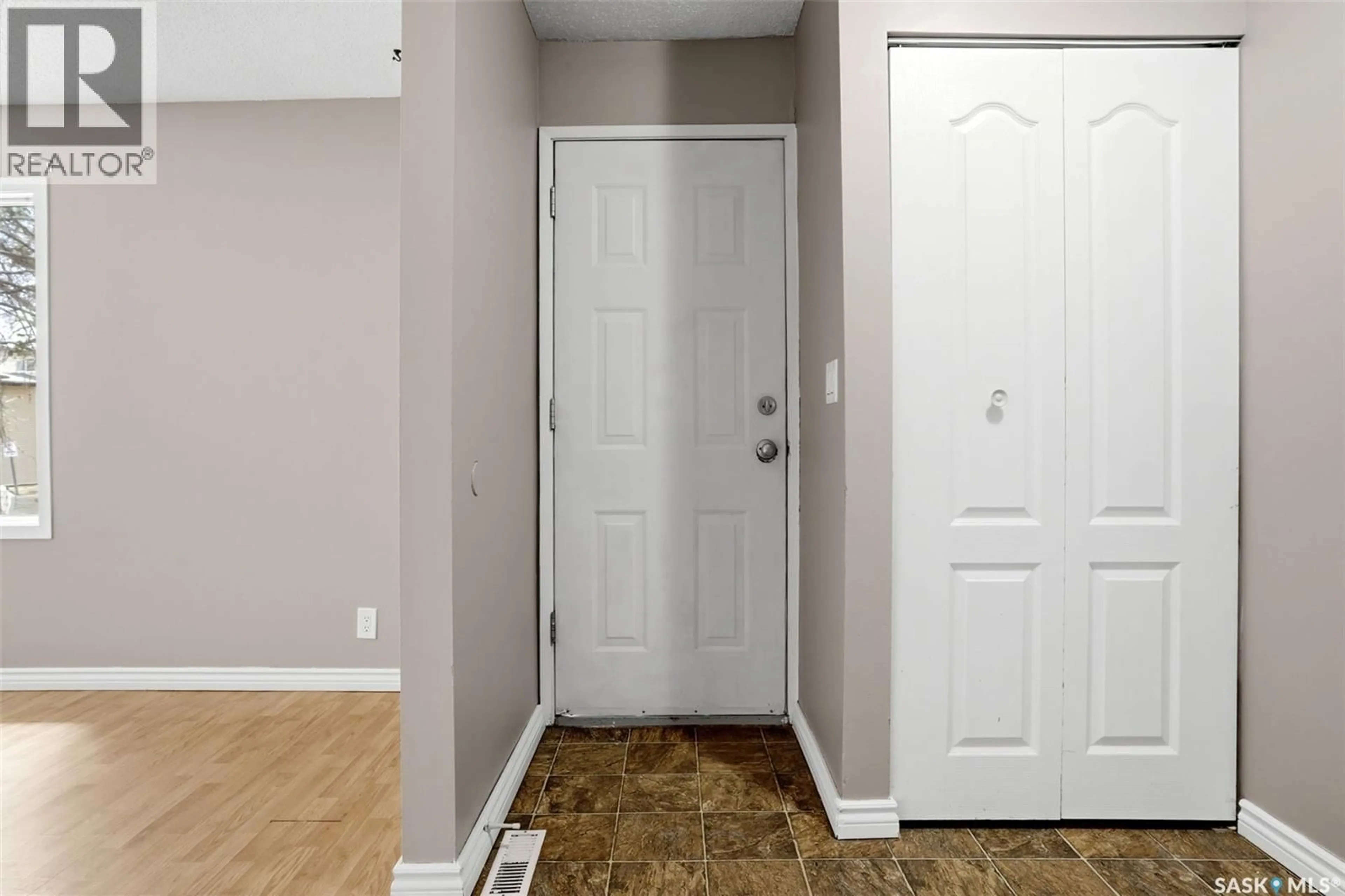 Indoor entryway for 4176 CASTLE ROAD, Regina Saskatchewan S4S6A4