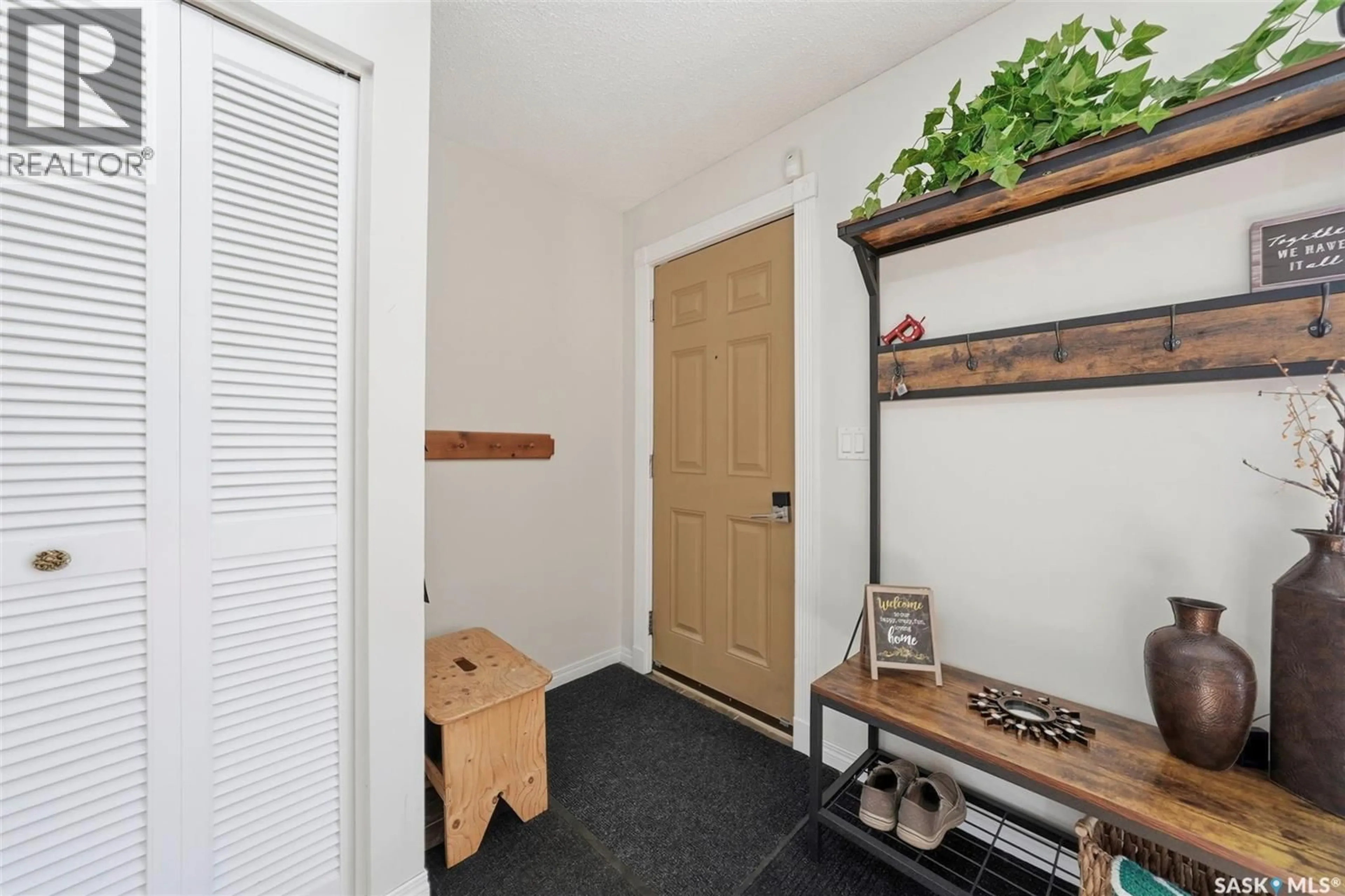 Indoor entryway for 218 WARD COURT, Saskatoon Saskatchewan S7L6Z9