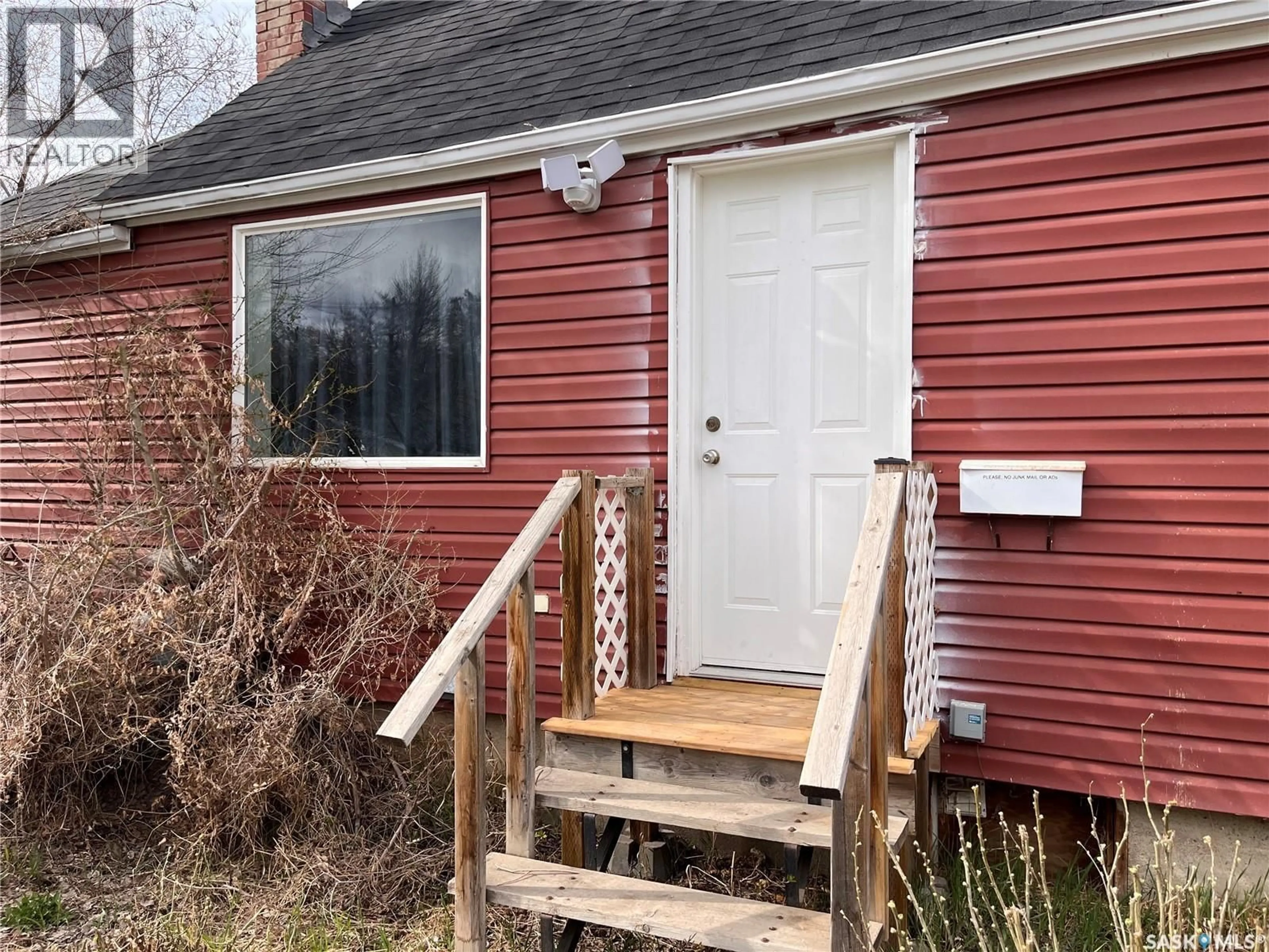 Home with vinyl exterior material, street for 701 I AVENUE, Saskatoon Saskatchewan S7L2H1