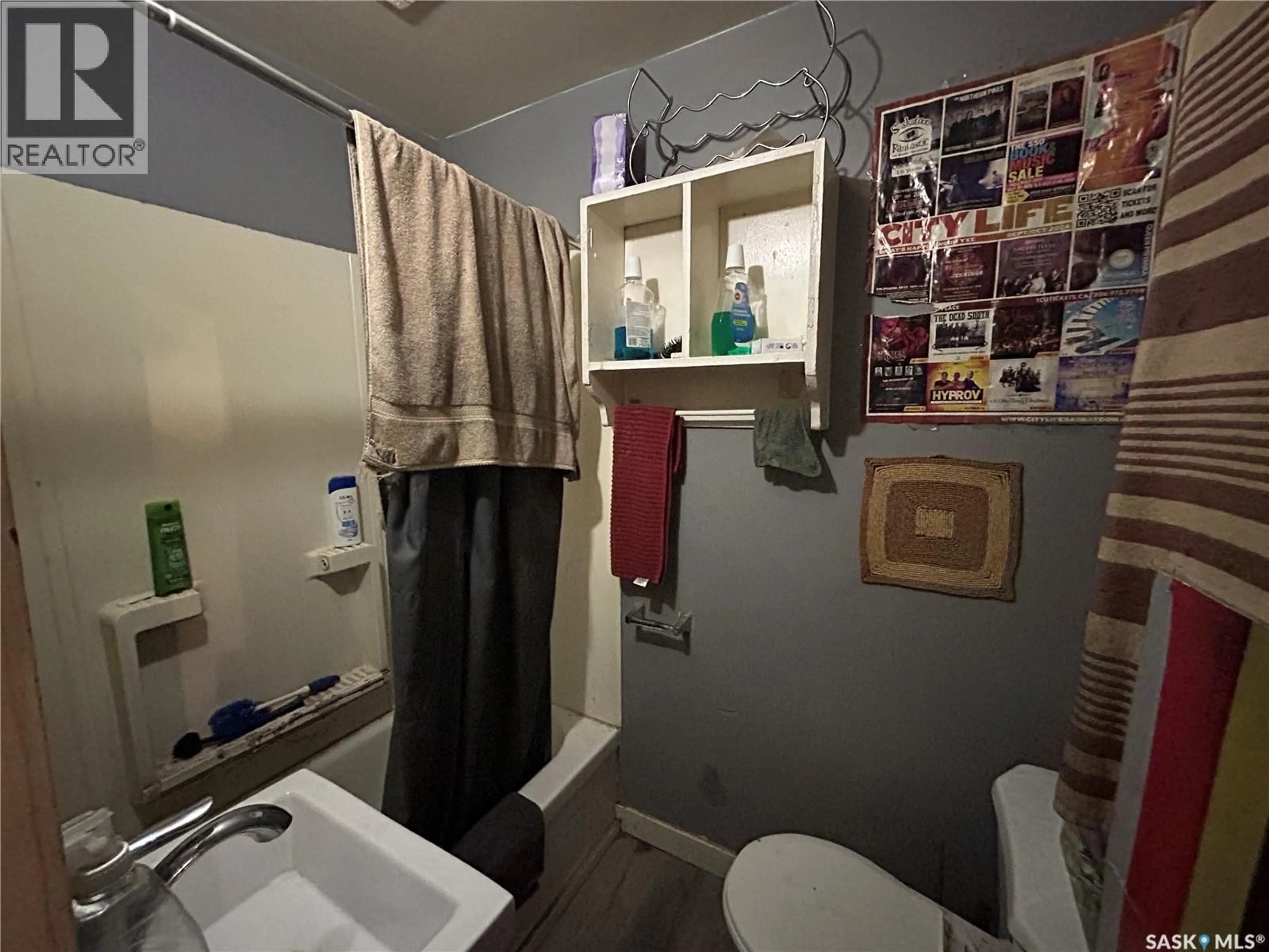 Standard bathroom, unknown for 209 I AVENUE, Saskatoon Saskatchewan S7M1X8