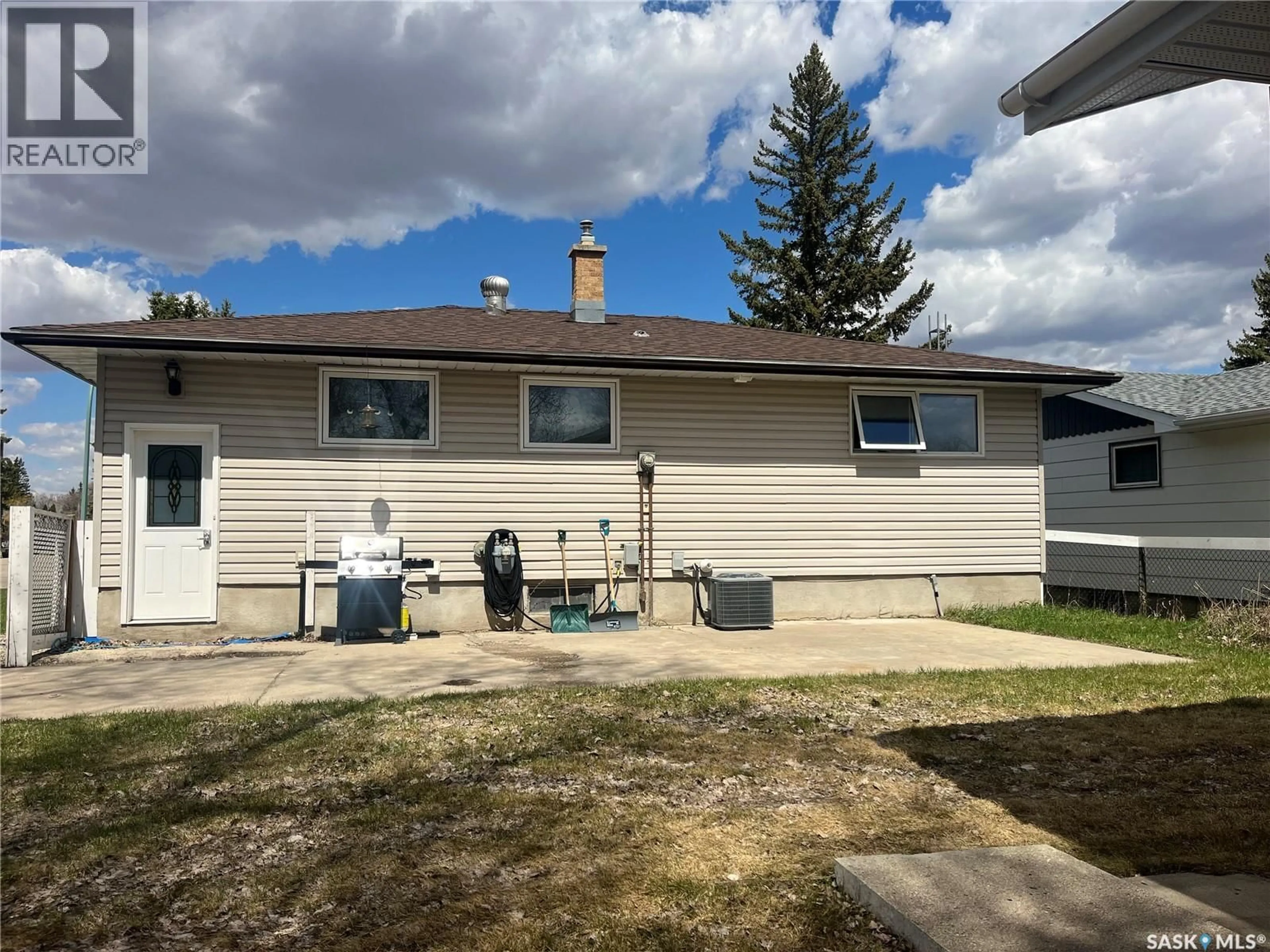 A pic from outside/outdoor area/front of a property/back of a property/a pic from drone, unknown for 1001 CARLTON DRIVE, Esterhazy Saskatchewan S0A0X0