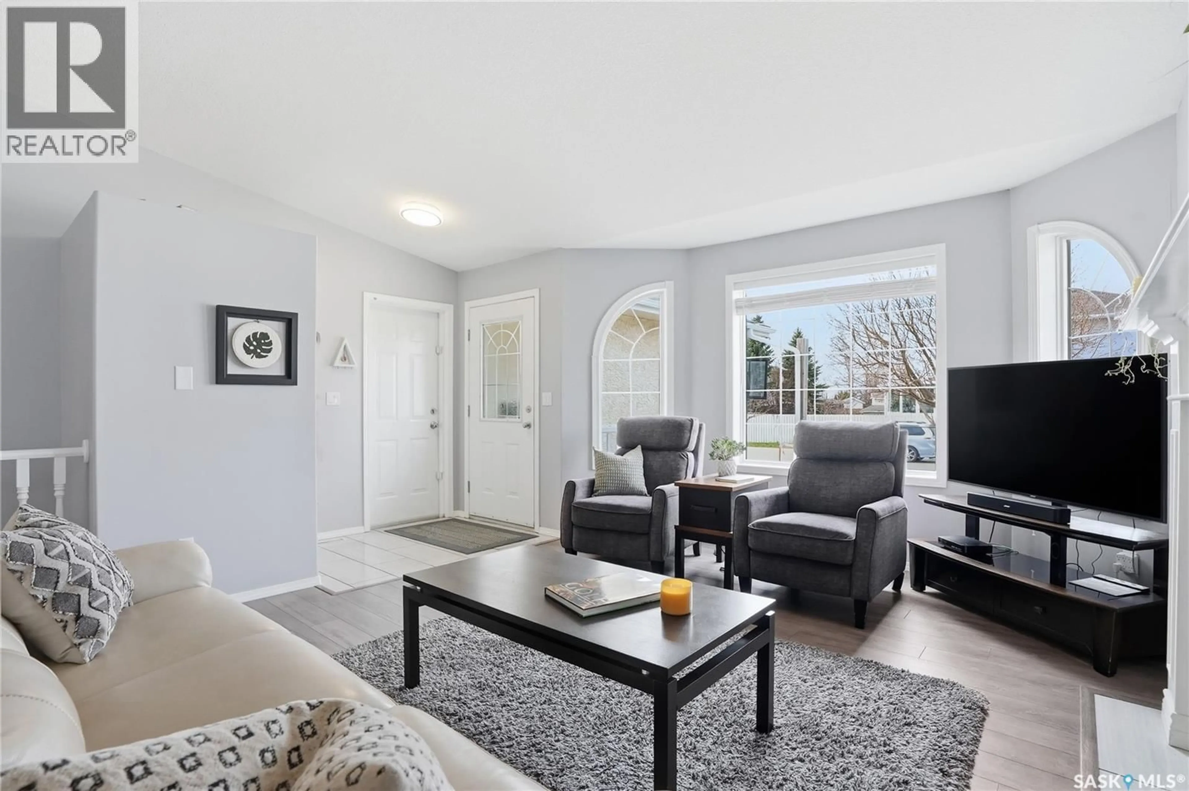 Living room with furniture, unknown for 523 POBRAN CRESCENT, Saskatoon Saskatchewan S7S1L5