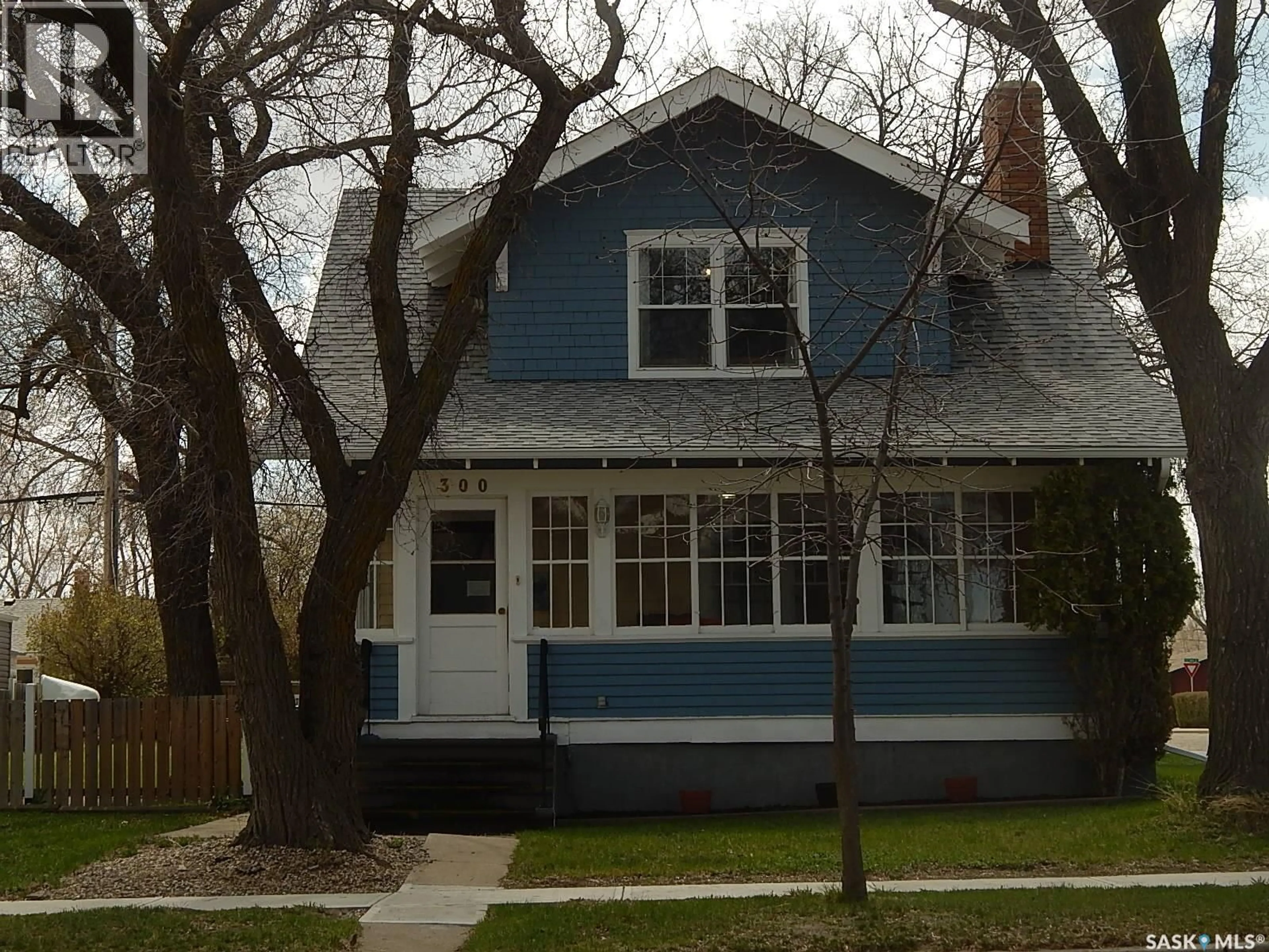 Home with vinyl exterior material, street for 300 4TH AVENUE, Assiniboia Saskatchewan S0H0B0