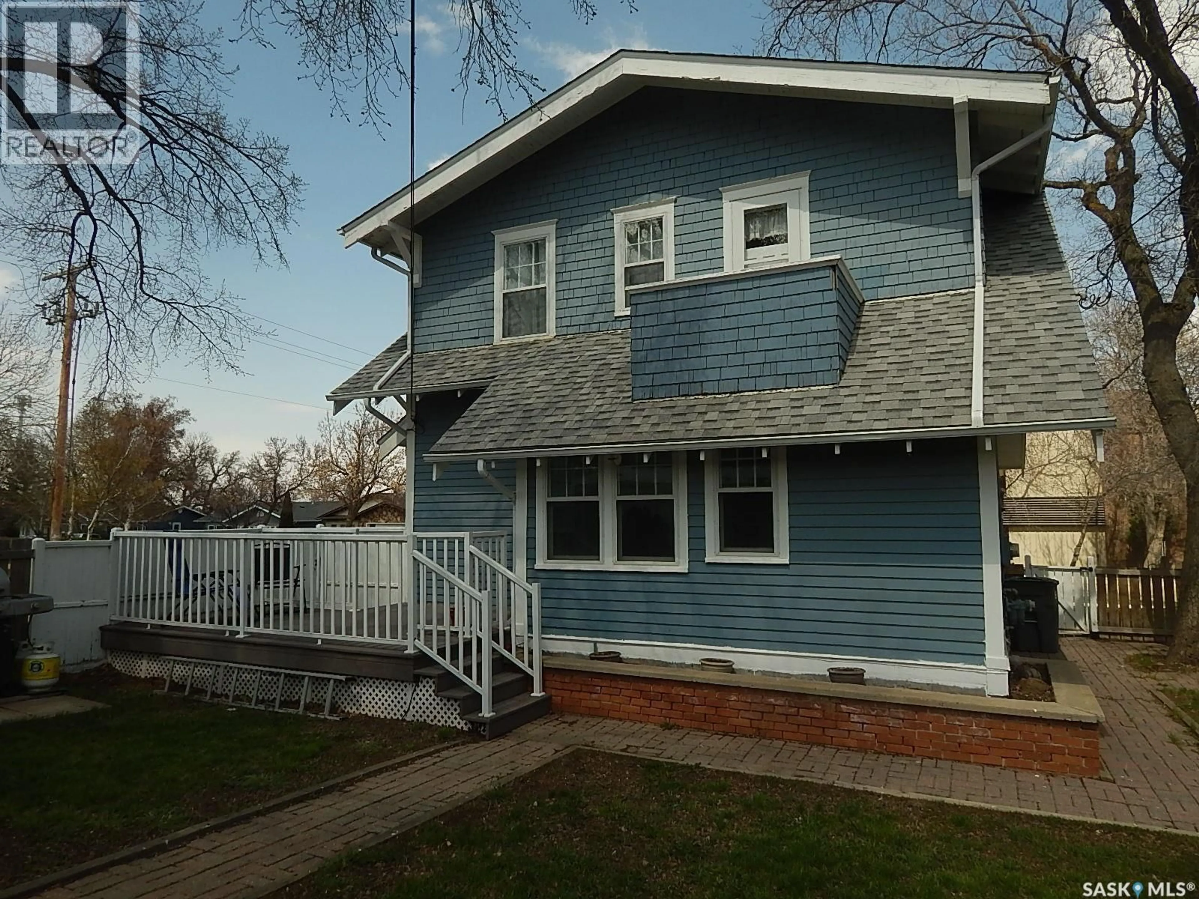 Home with vinyl exterior material, street for 300 4TH AVENUE, Assiniboia Saskatchewan S0H0B0
