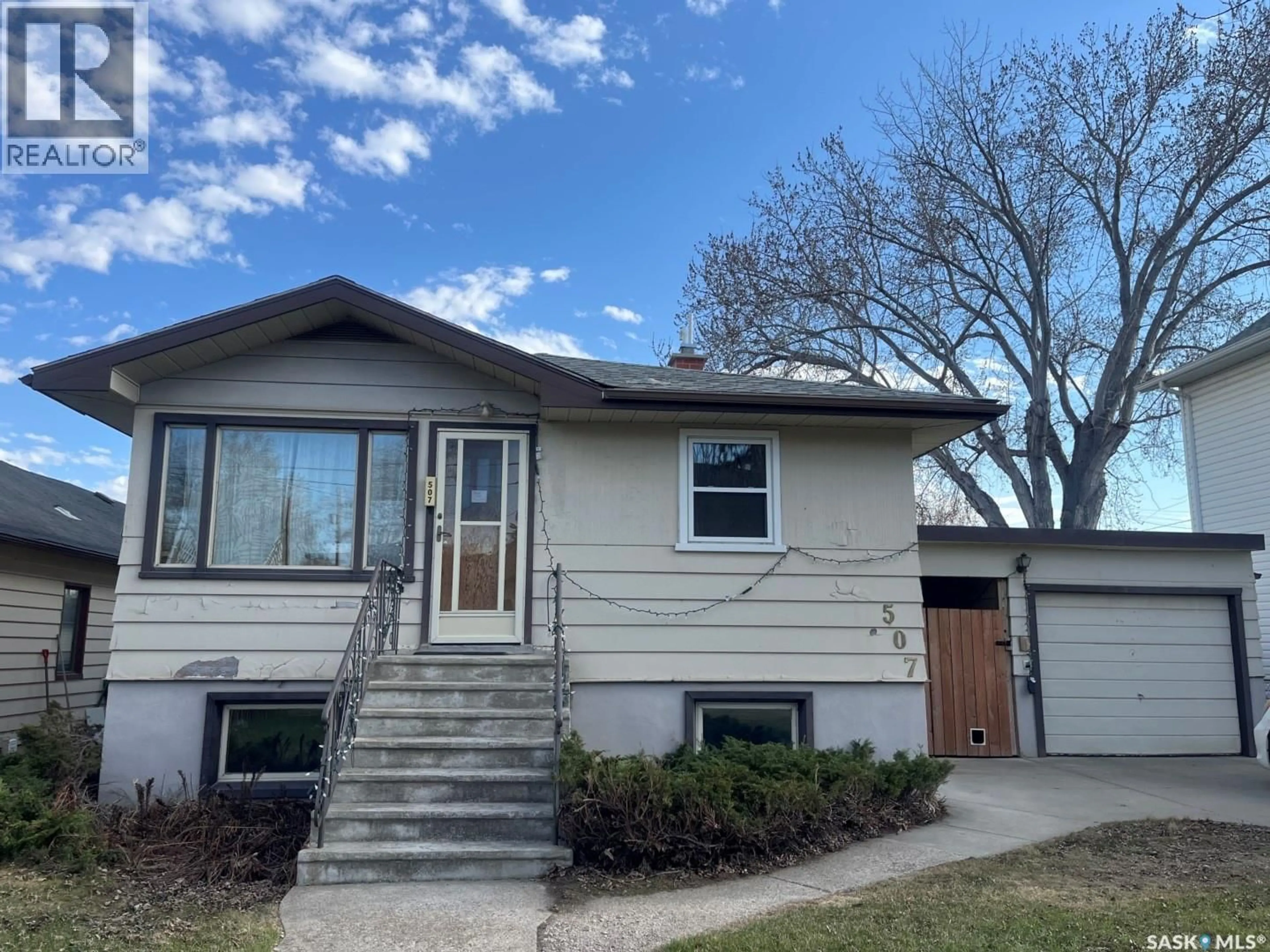 Home with vinyl exterior material, street for 507 EMPRESS STREET, Saskatoon Saskatchewan S7K0Y2
