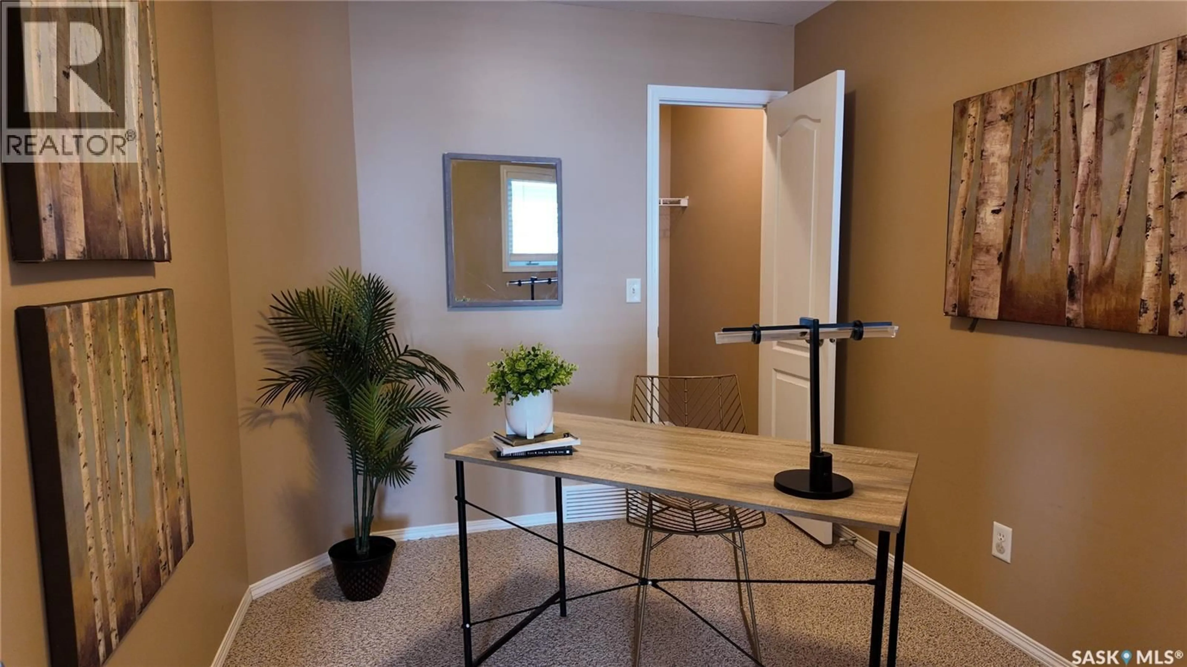 Indoor foyer for E - 4128 BUCKINGHAM DRIVE, Regina Saskatchewan S4V3A9