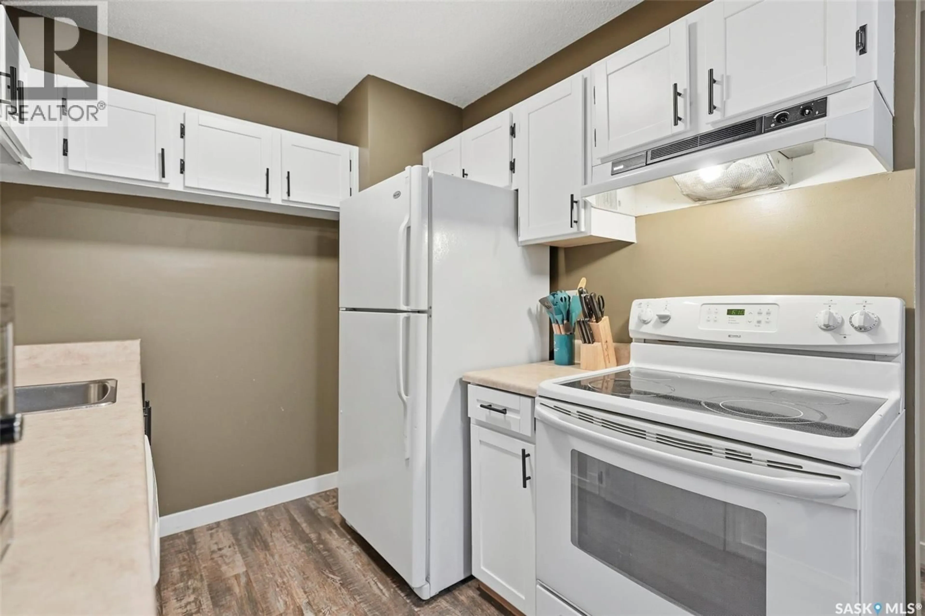 Standard kitchen, unknown for 105 - 315 TAIT CRESCENT, Saskatoon Saskatchewan S7H5L6
