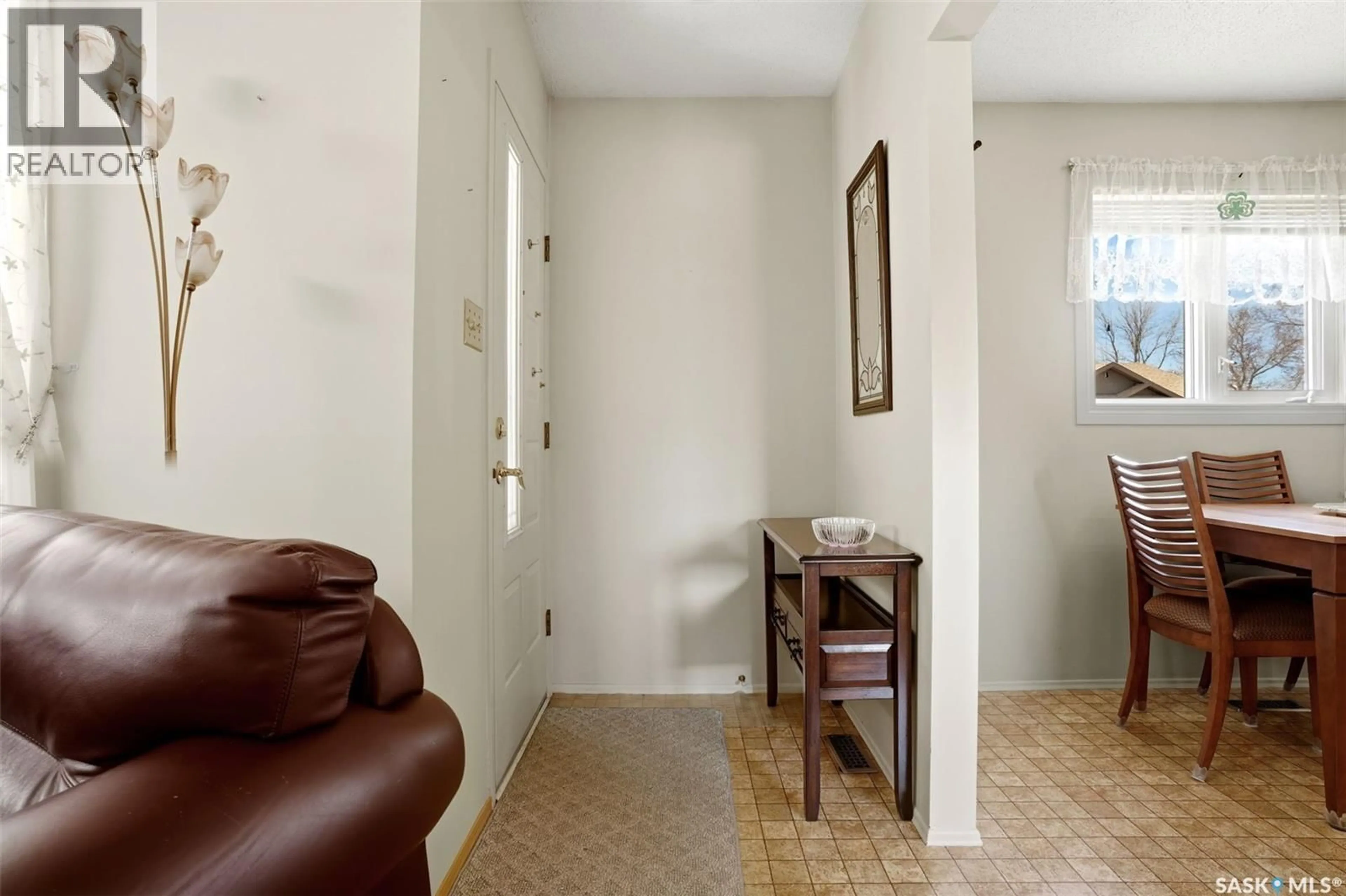 Indoor entryway for 2750 MEADOW LANE E, Regina Saskatchewan S4V1L6