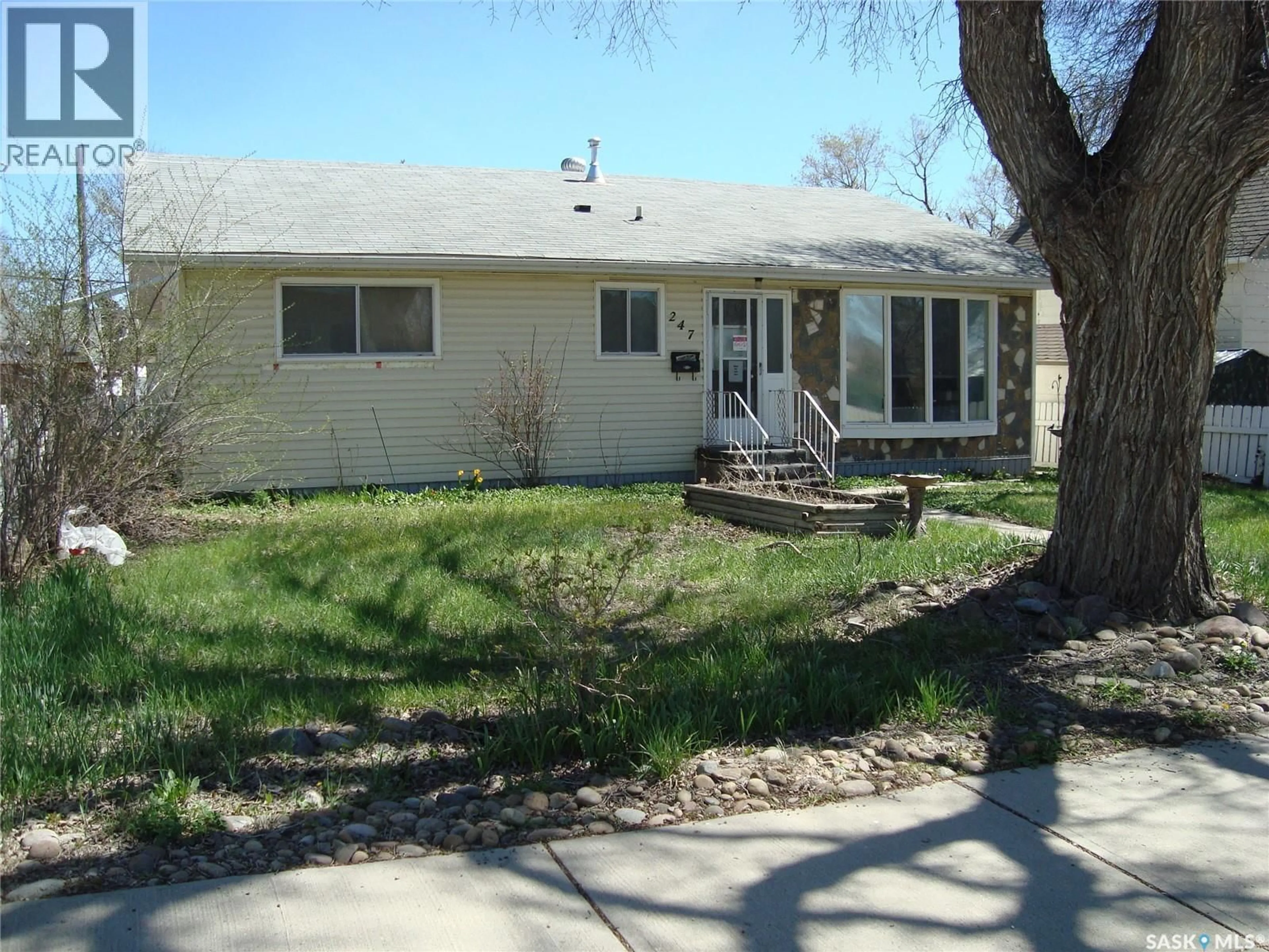Home with vinyl exterior material, street for 247 9TH AVENUE, Swift Current Saskatchewan S9H1A6