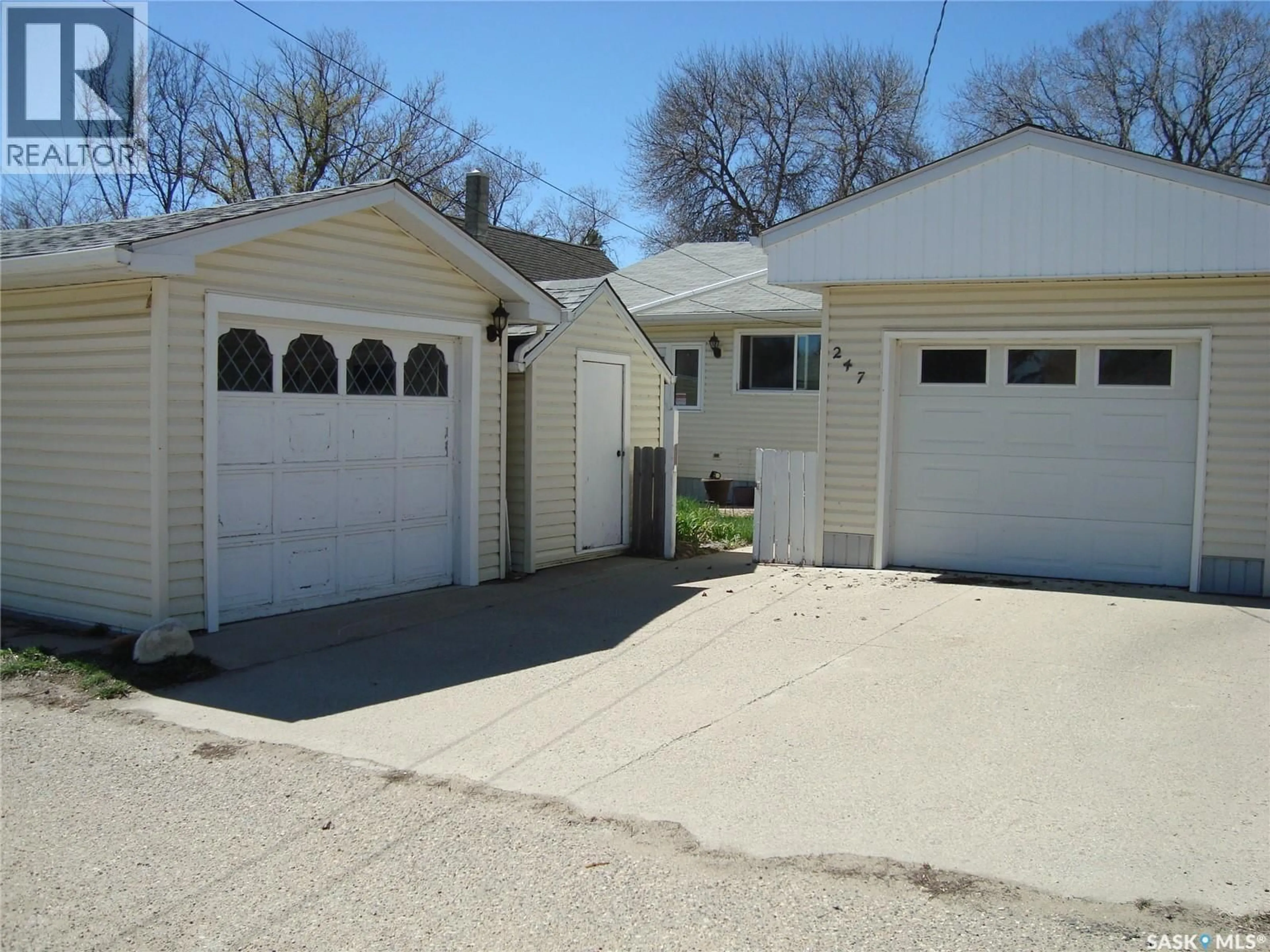 Indoor garage for 247 9TH AVENUE, Swift Current Saskatchewan S9H1A6