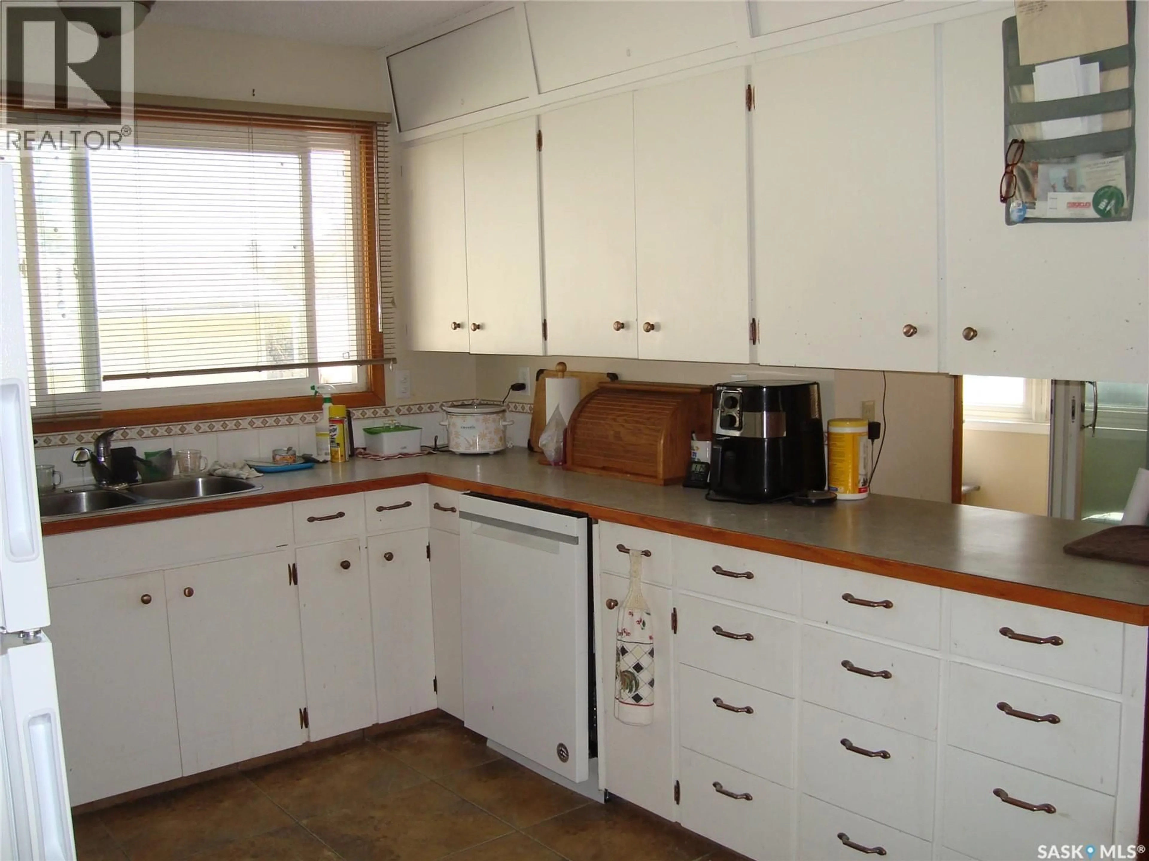 Standard kitchen, wood/laminate floor for 247 9TH AVENUE, Swift Current Saskatchewan S9H1A6