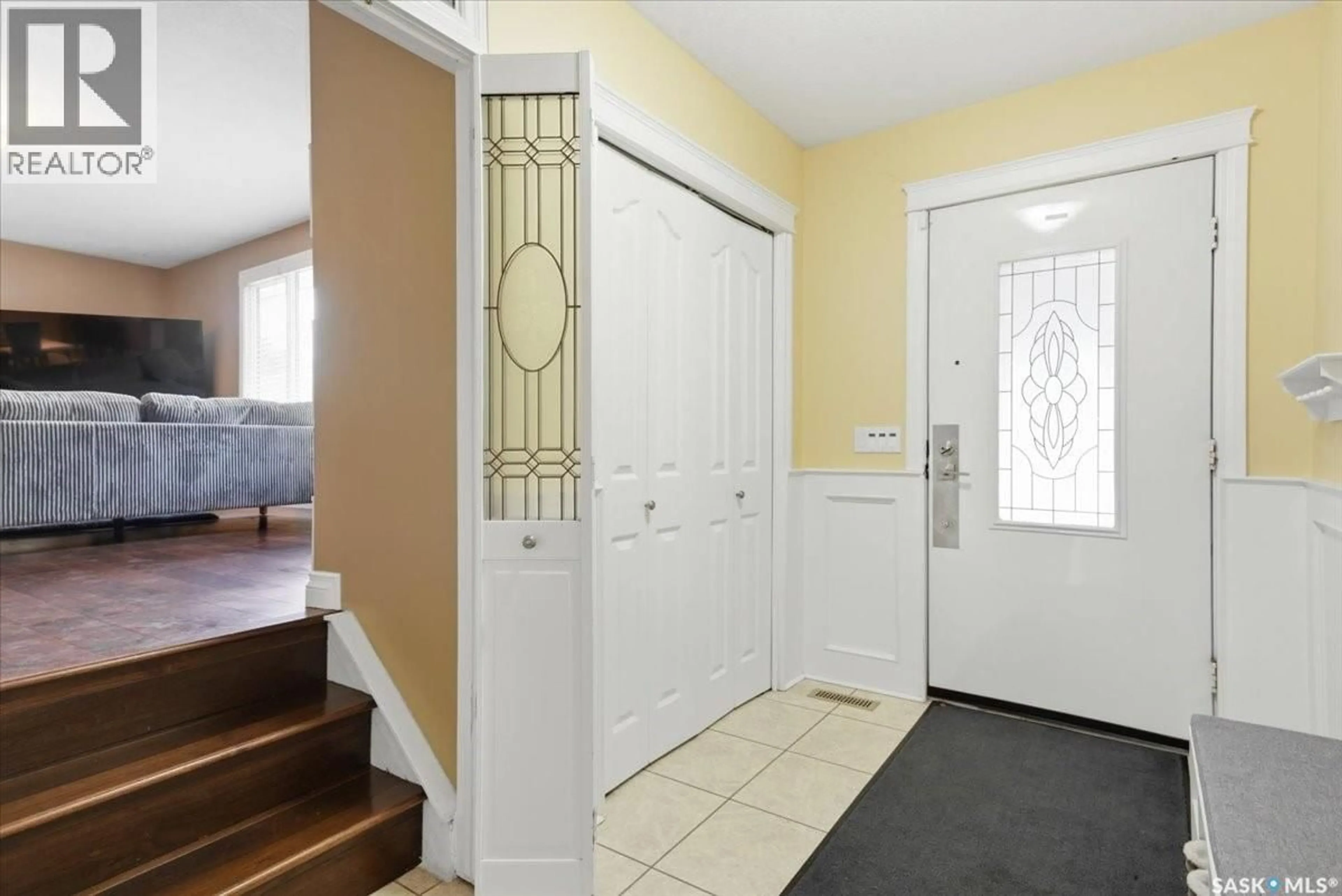 Indoor entryway for 182 LINCOLN DRIVE, Regina Saskatchewan S4S6R5