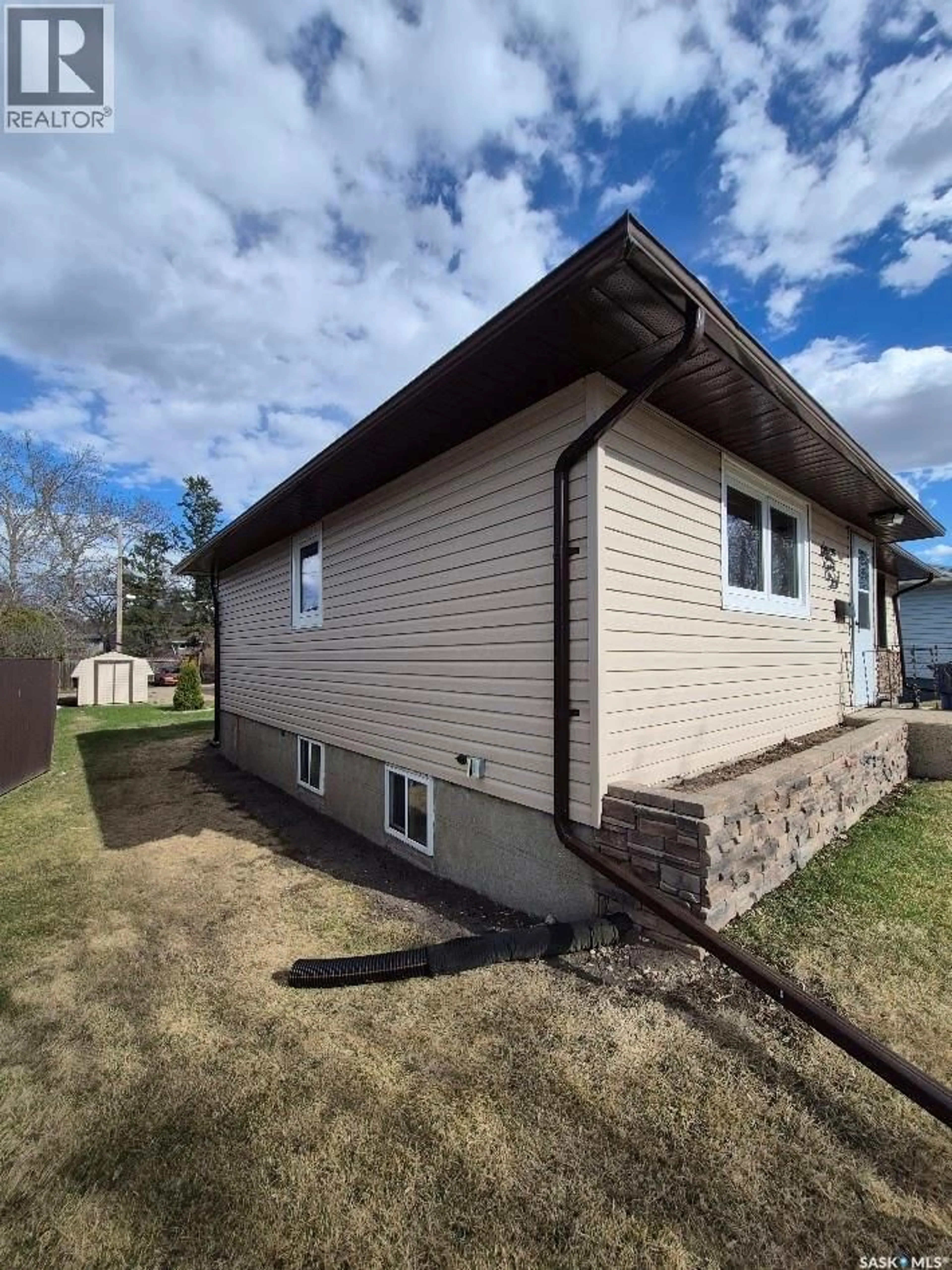 Home with vinyl exterior material, building for 203 4TH AVENUE, Yorkton Saskatchewan S3N1B7