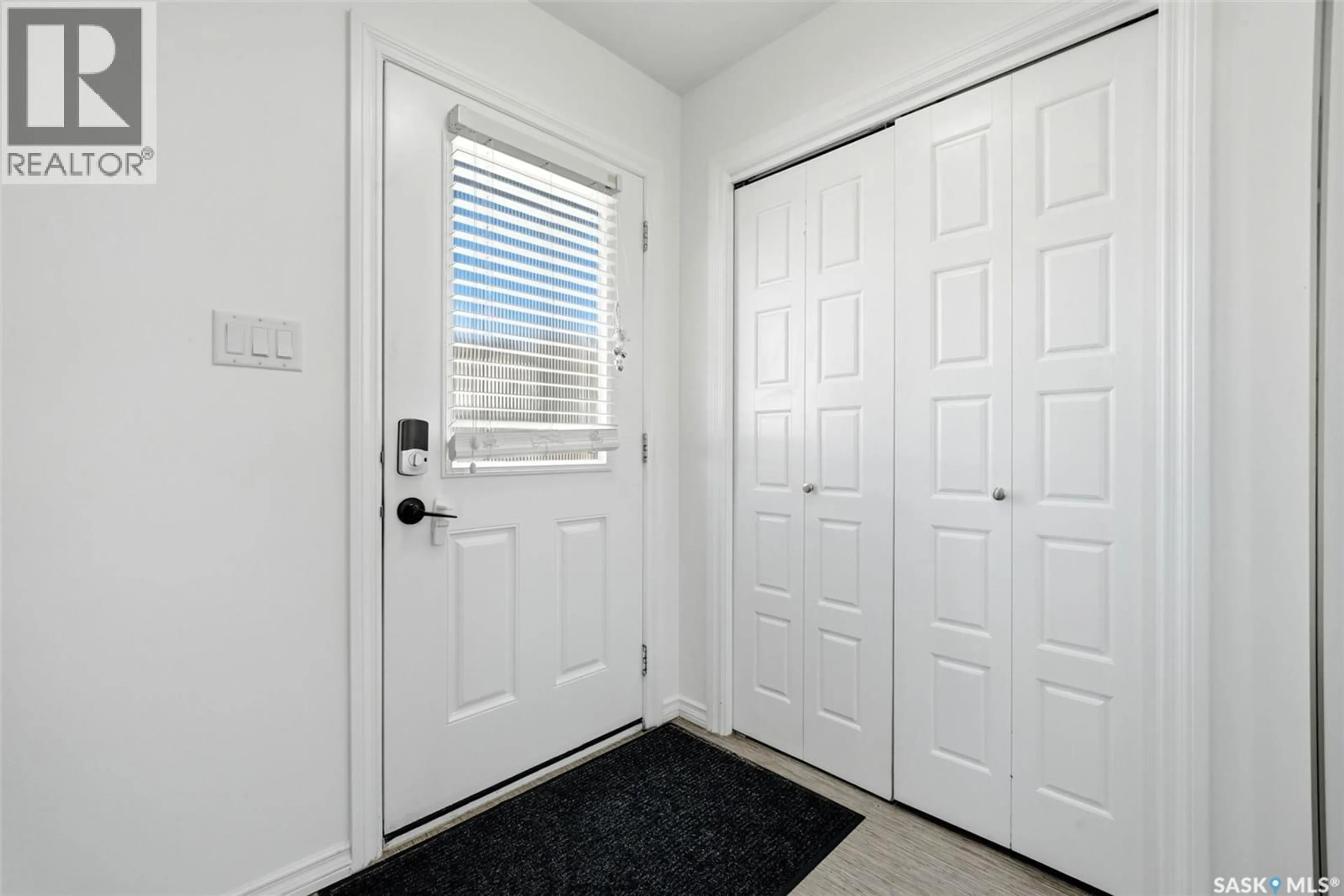Indoor entryway for 112 - 4102 3RD AVENUE, Regina Saskatchewan S4R2B7