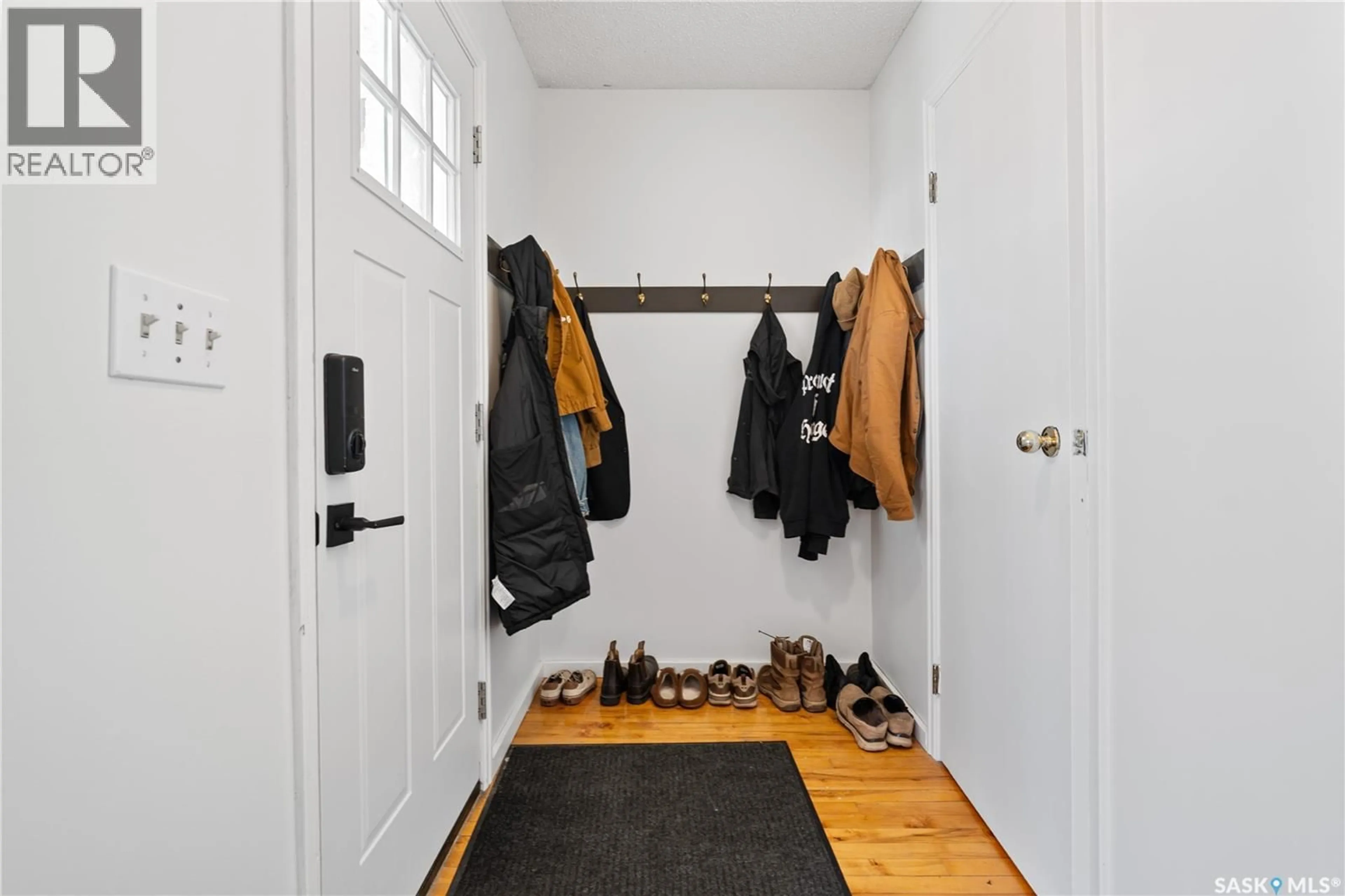 Indoor entryway for 2848 RETALLACK STREET, Regina Saskatchewan S4S1S7