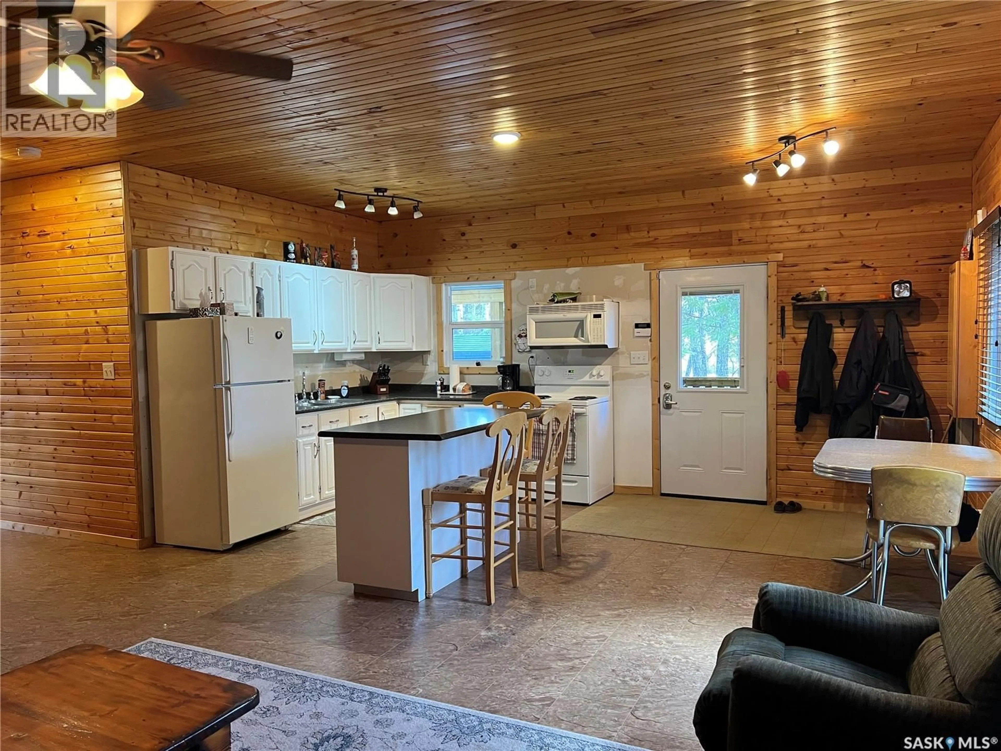 Open concept kitchen, unknown for 418 SOUTH POINT PLACE, Green Lake Saskatchewan S0M1B0