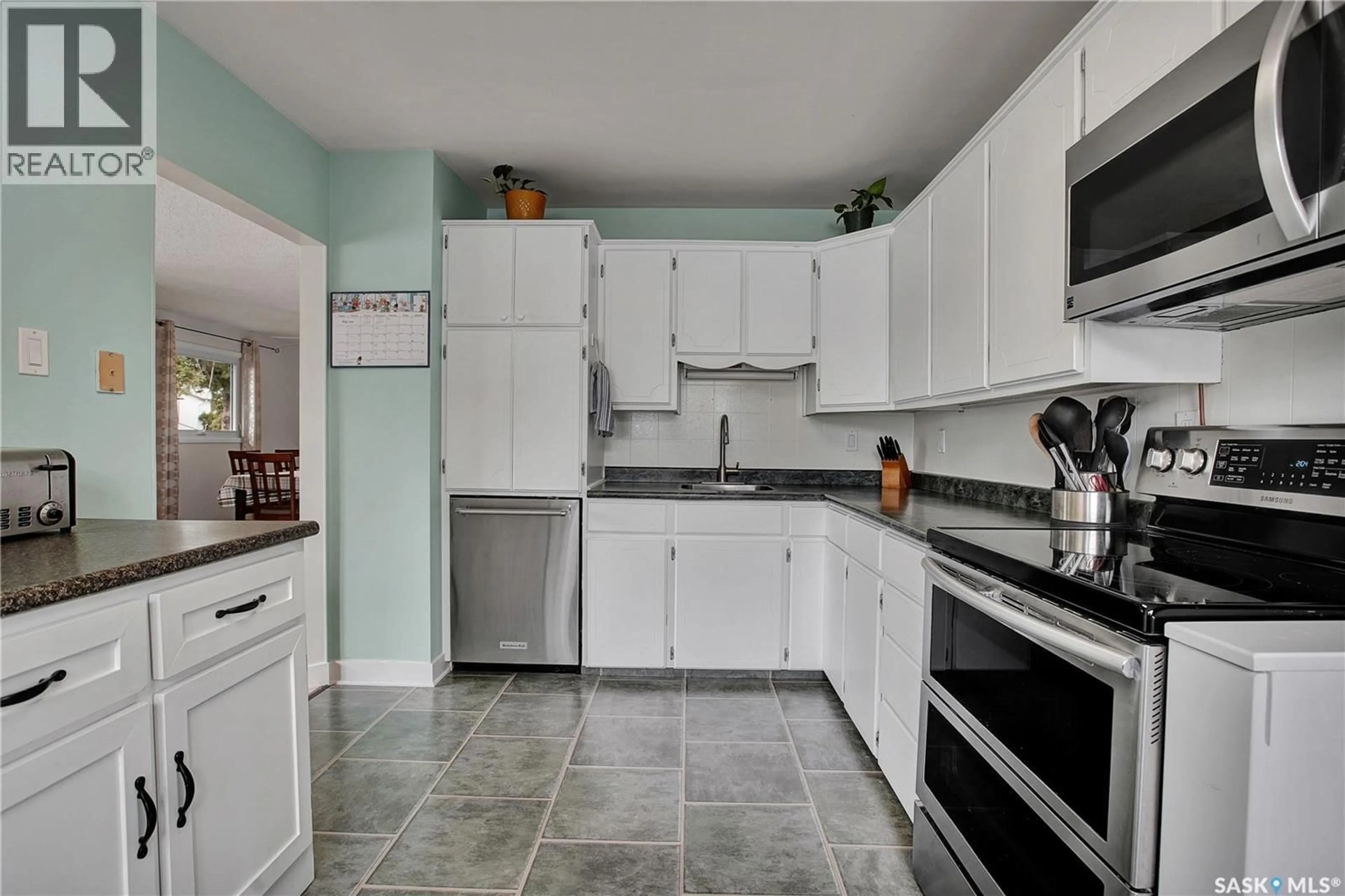 Standard kitchen, ceramic/tile floor for 1104 MCMILLAN AVENUE, Saskatoon Saskatchewan S7L2V1