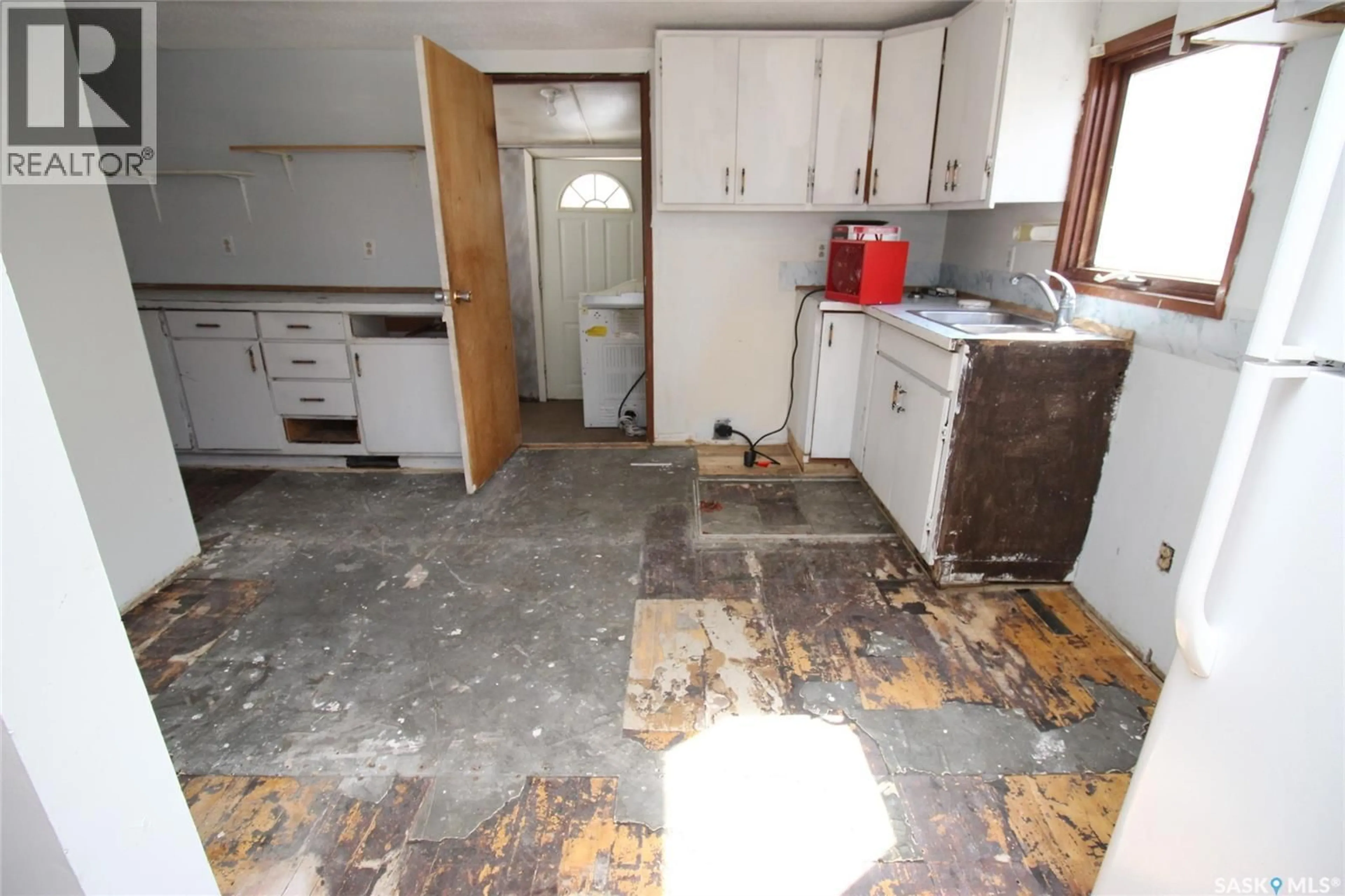 Standard kitchen, floor is not visible for 428 3RD STREET, Shaunavon Saskatchewan S0N2M0