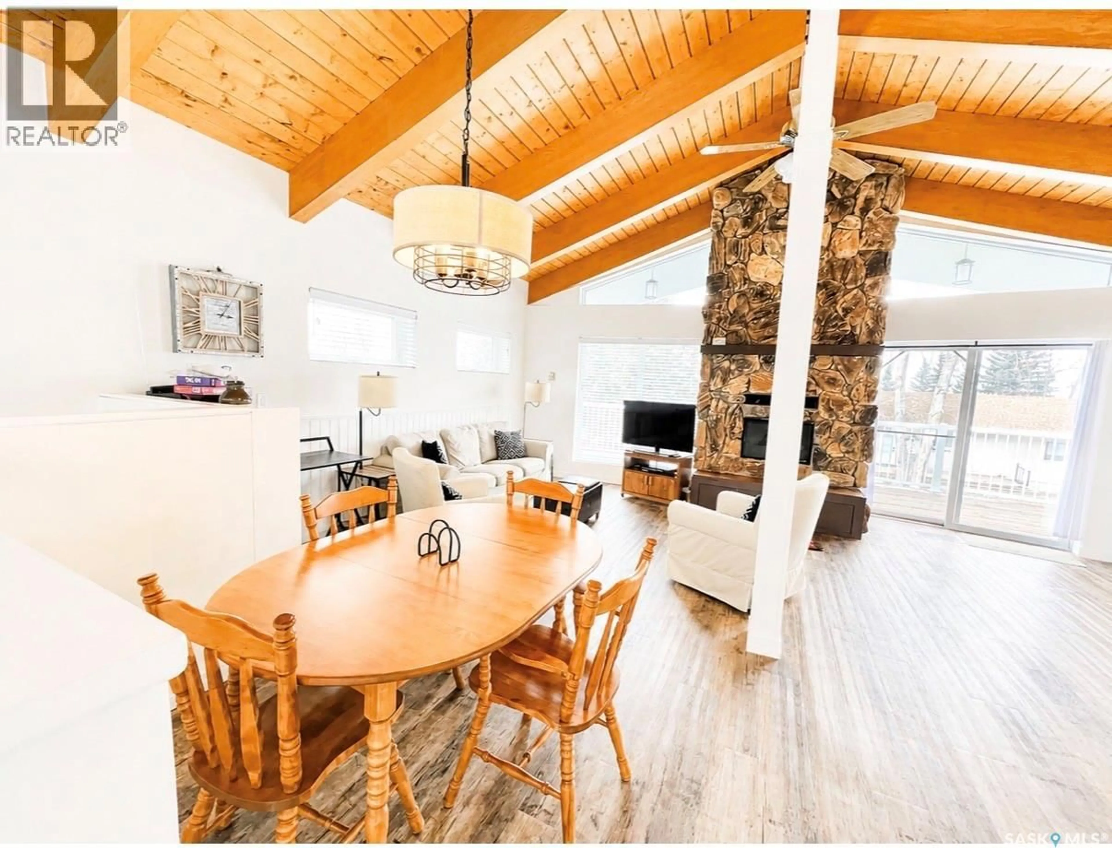 Dining room, wood/laminate floor for 45 MAINPRIZE BAY, Maple Bush Rm No. 224 Saskatchewan S0H3P0