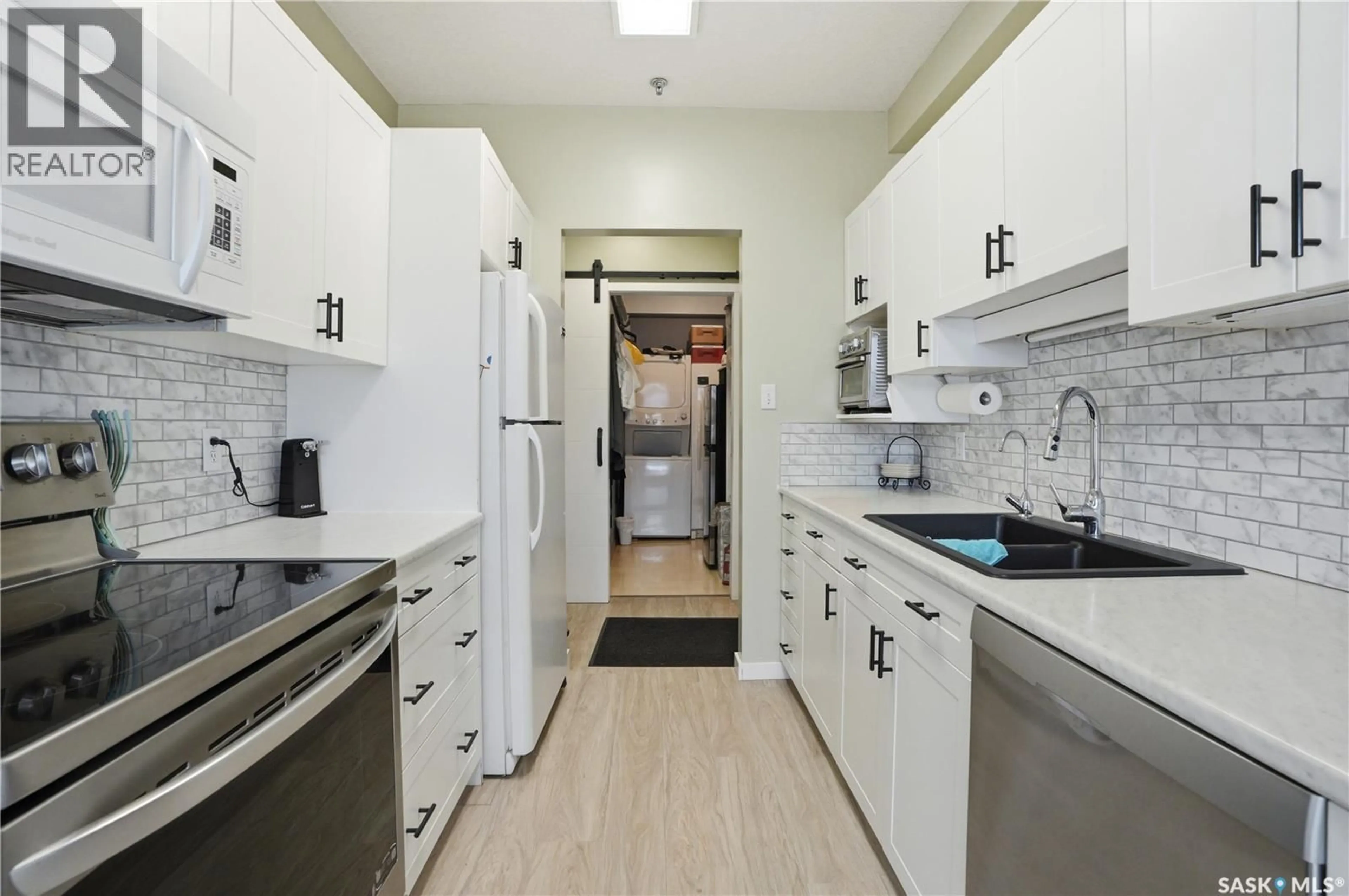 Standard kitchen, unknown for 102 206 PIONEER PLACE, Warman Saskatchewan S0K4S0