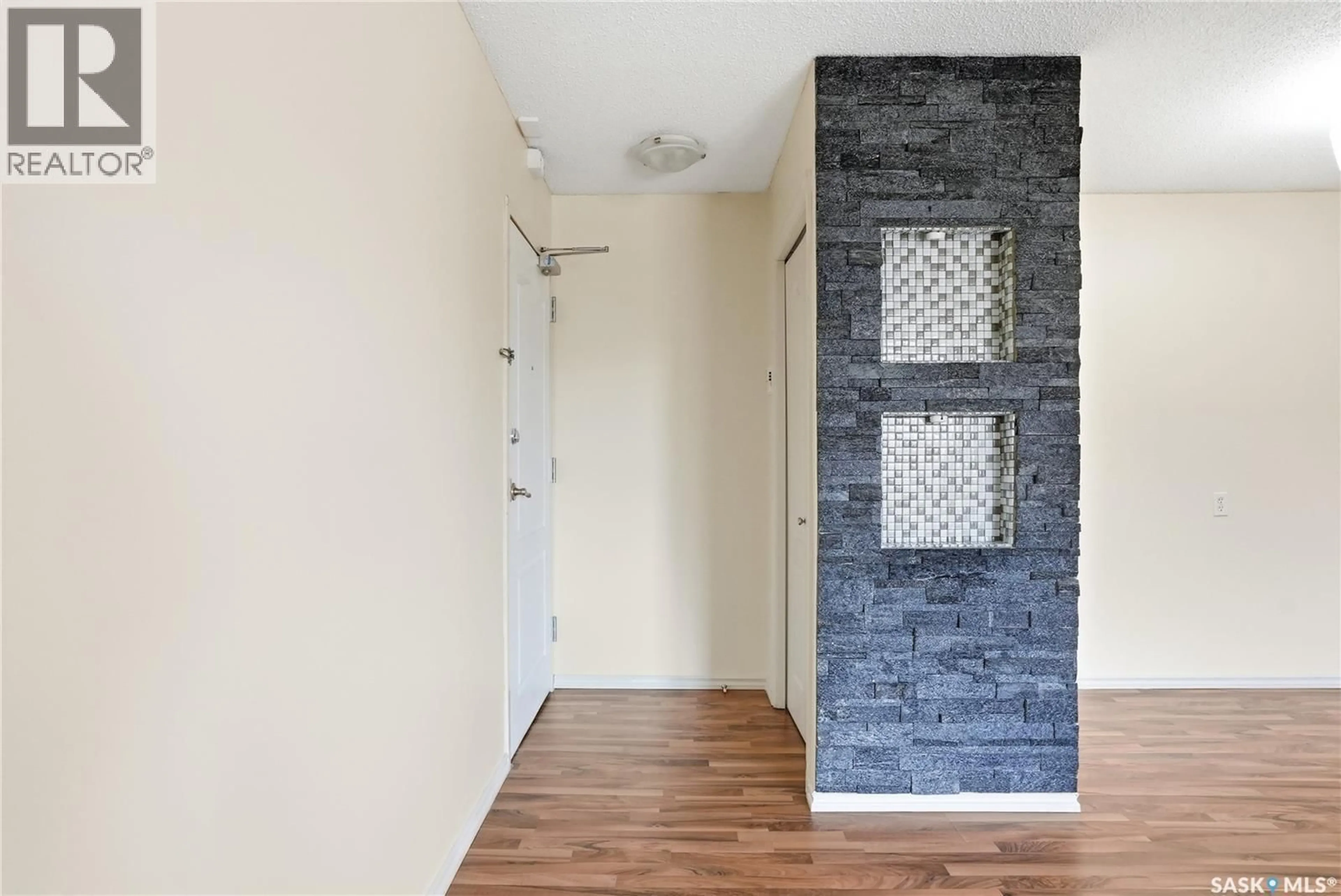 Indoor entryway for 1121 - 301 MCKERCHER DRIVE, Saskatoon Saskatchewan S7H5B8