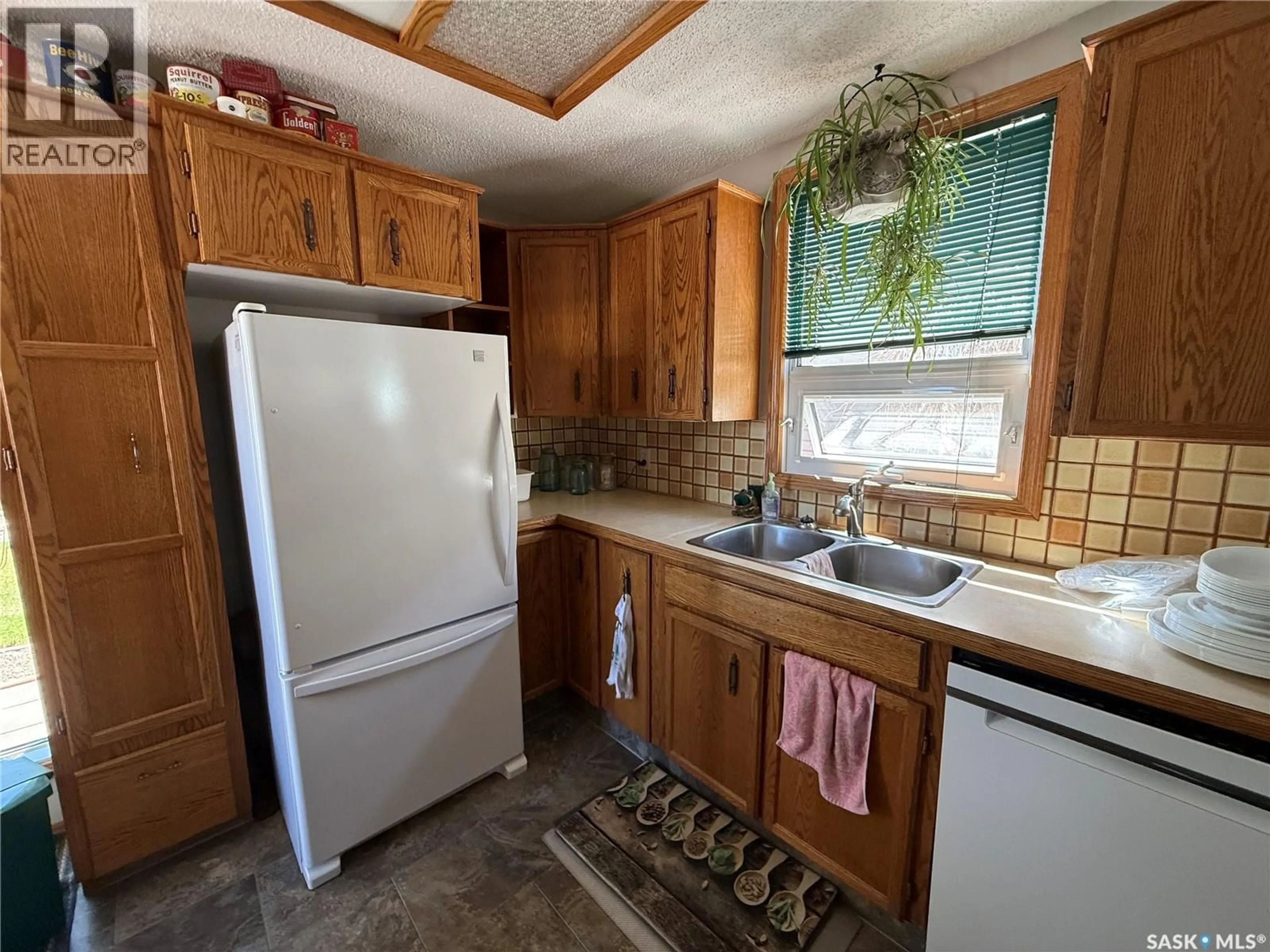 Standard kitchen, ceramic/tile floor for 72 11TH STREET, Weyburn Saskatchewan S4H1J3