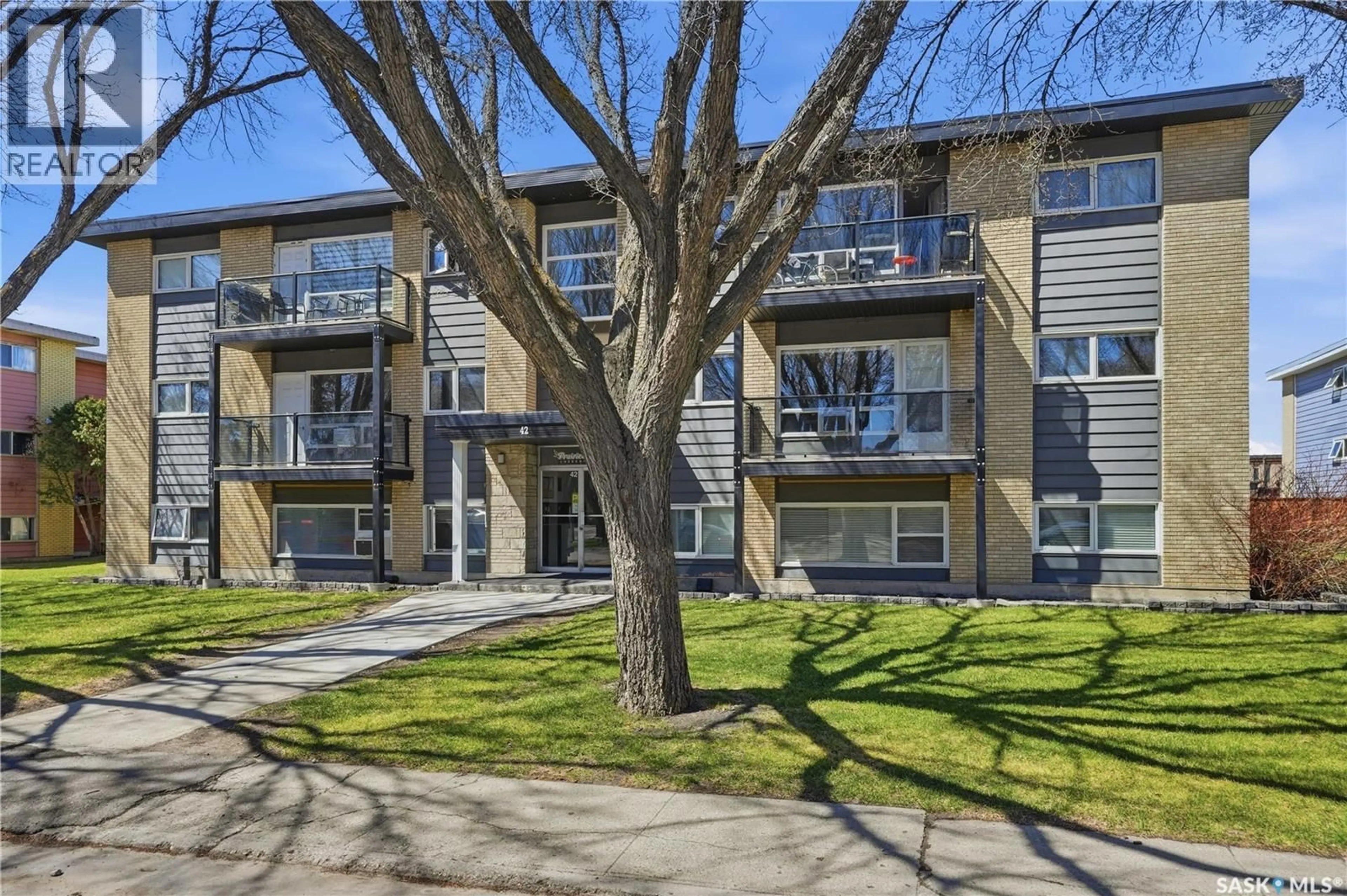 Patio, street for 28 42 SPENCE STREET, Regina Saskatchewan S4S4H4