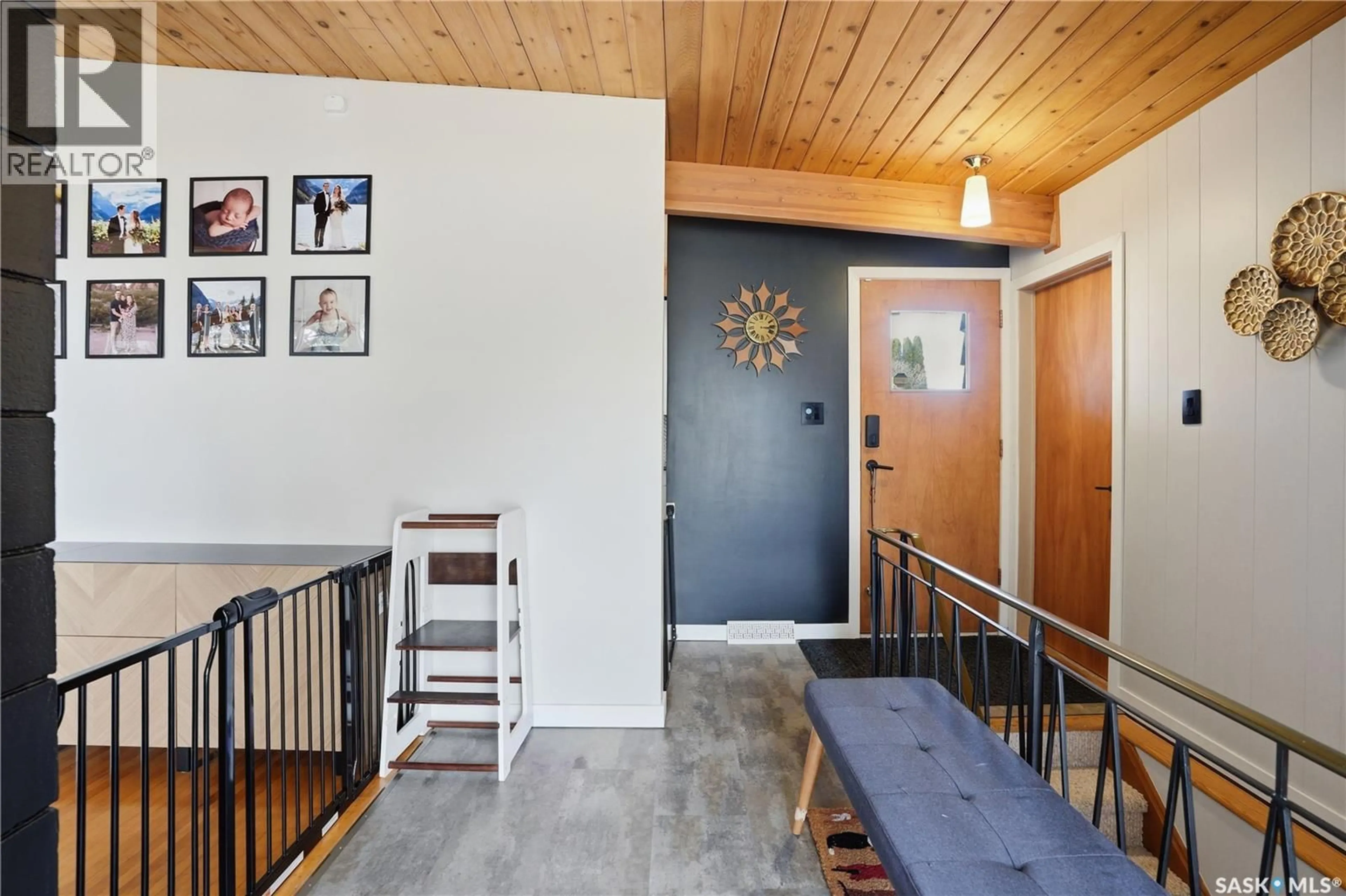 Indoor entryway for 89 PHILLIPS CRESCENT, Saskatoon Saskatchewan S7H3M9