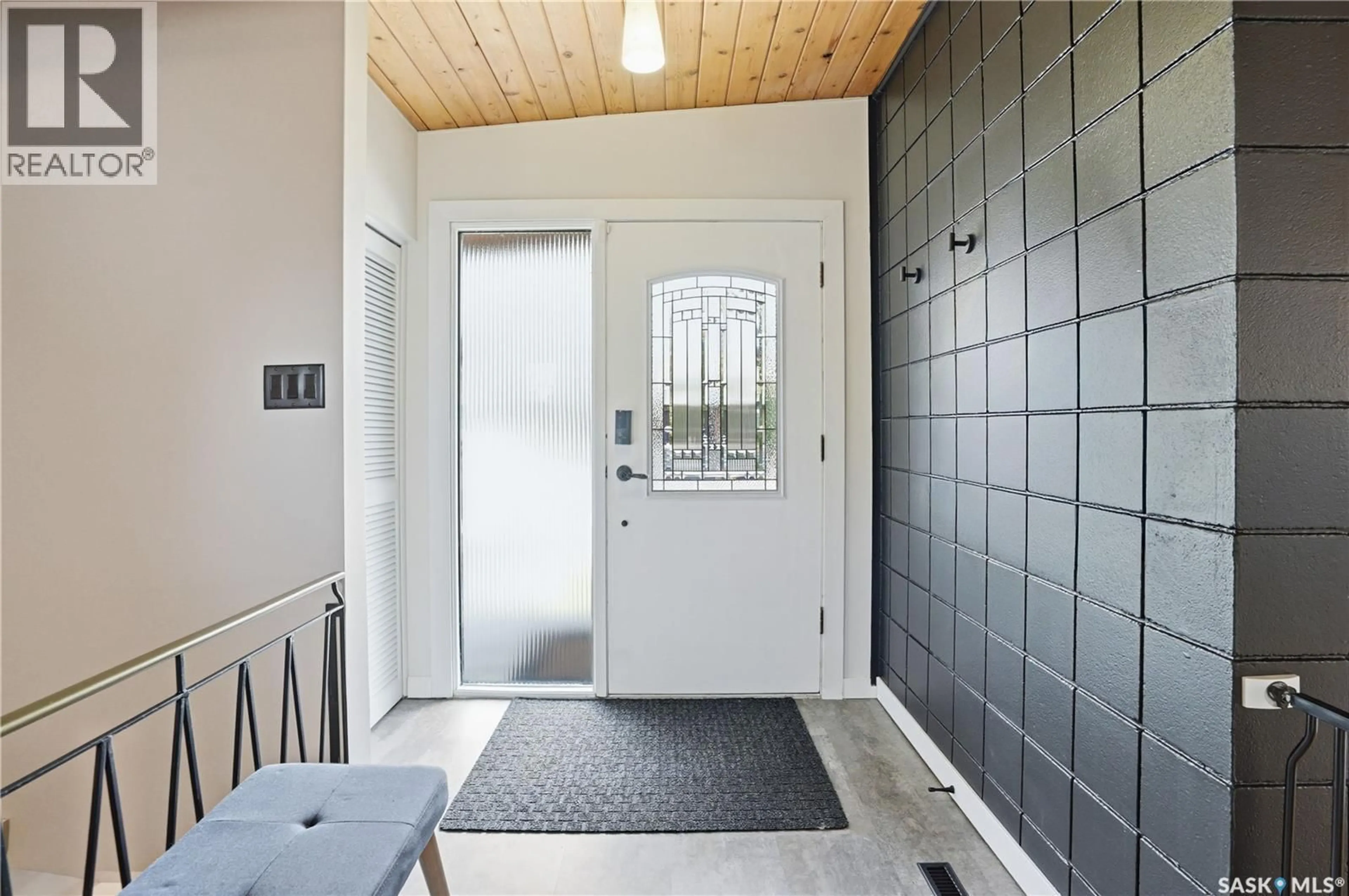 Indoor entryway for 89 PHILLIPS CRESCENT, Saskatoon Saskatchewan S7H3M9