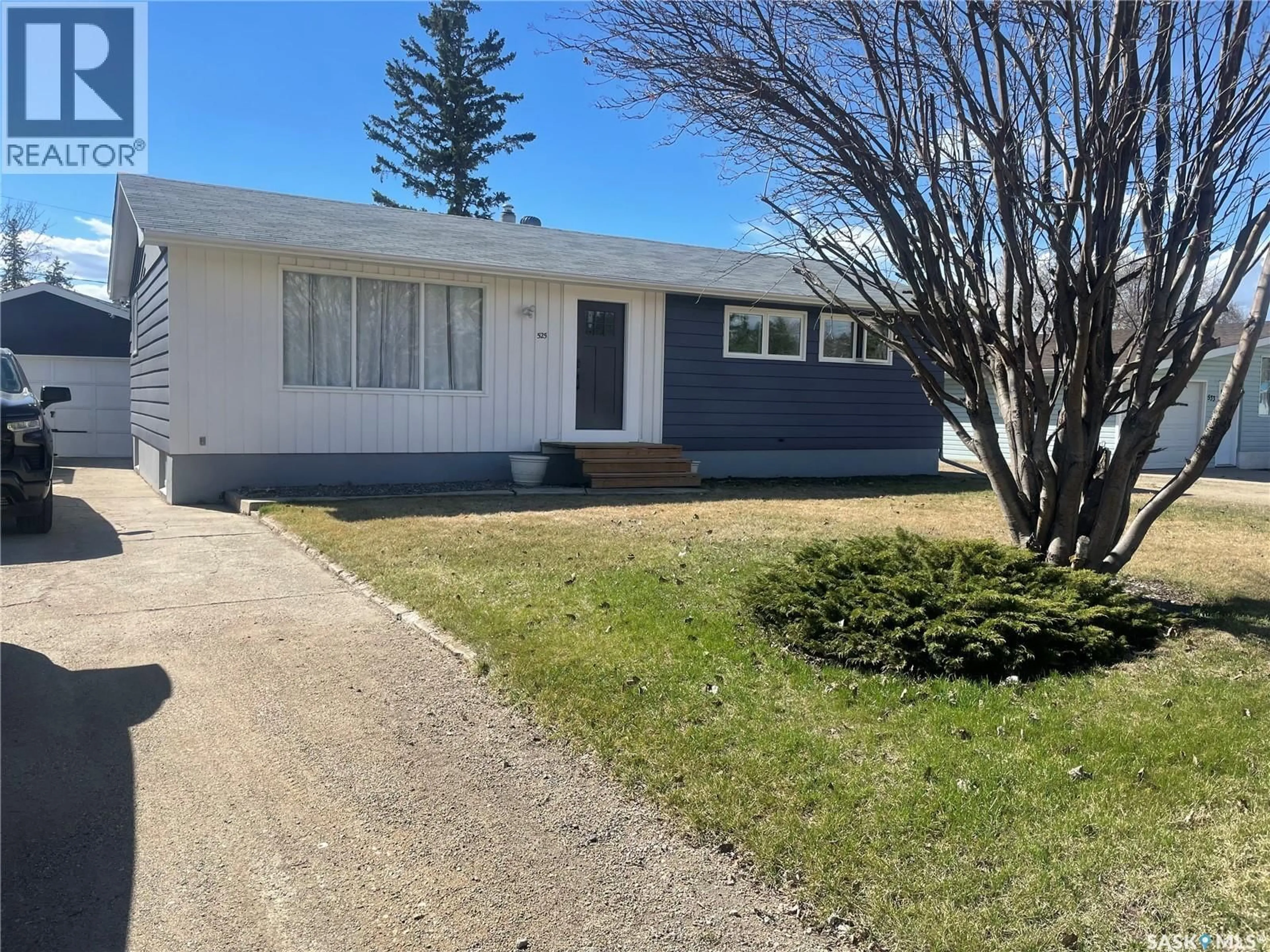 Home with vinyl exterior material, street for 525 6TH STREET, Wadena Saskatchewan S0A4J0