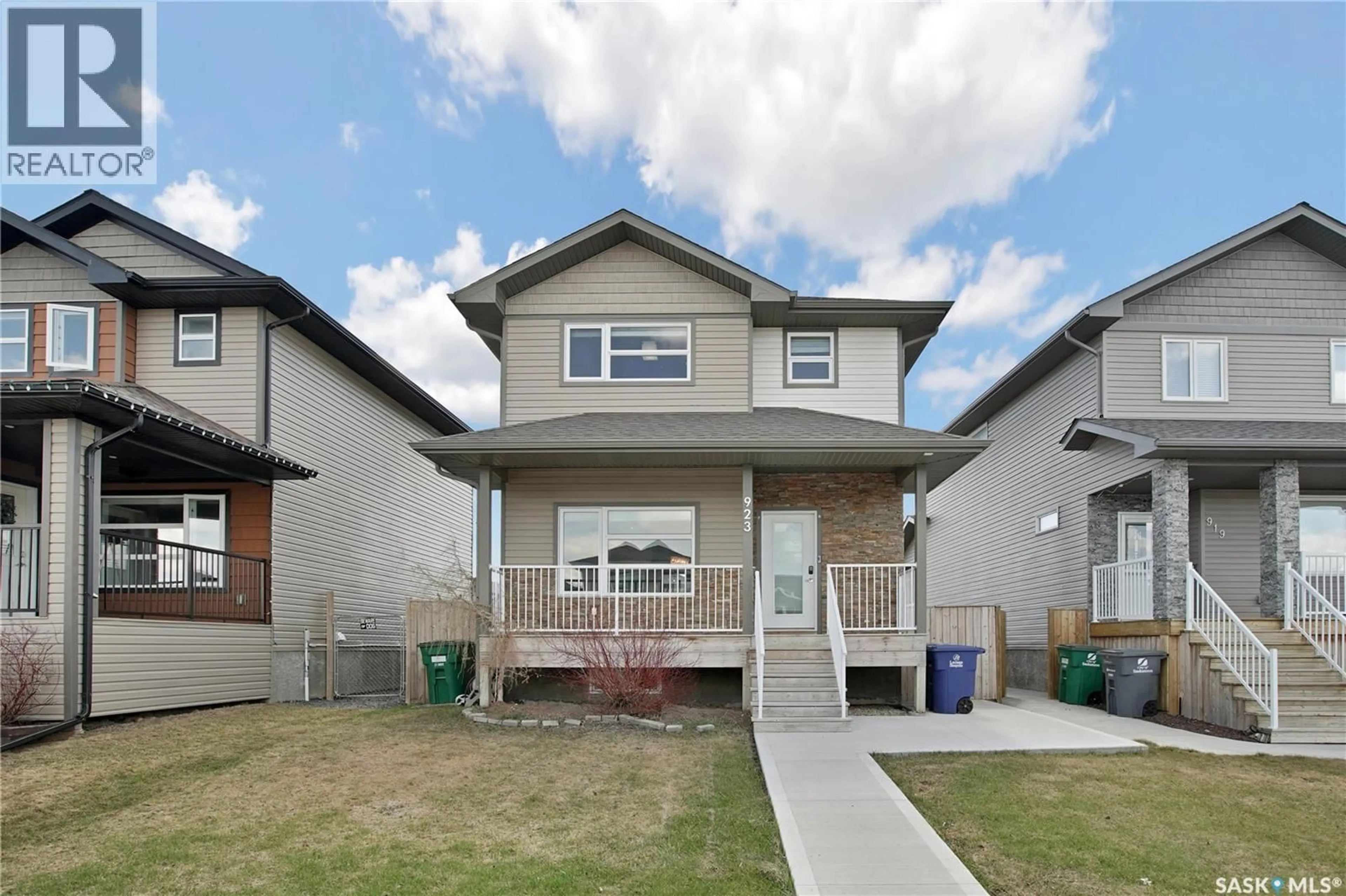 Home with vinyl exterior material, street for 923 KLOPPENBURG CRESCENT, Saskatoon Saskatchewan S7W0P2