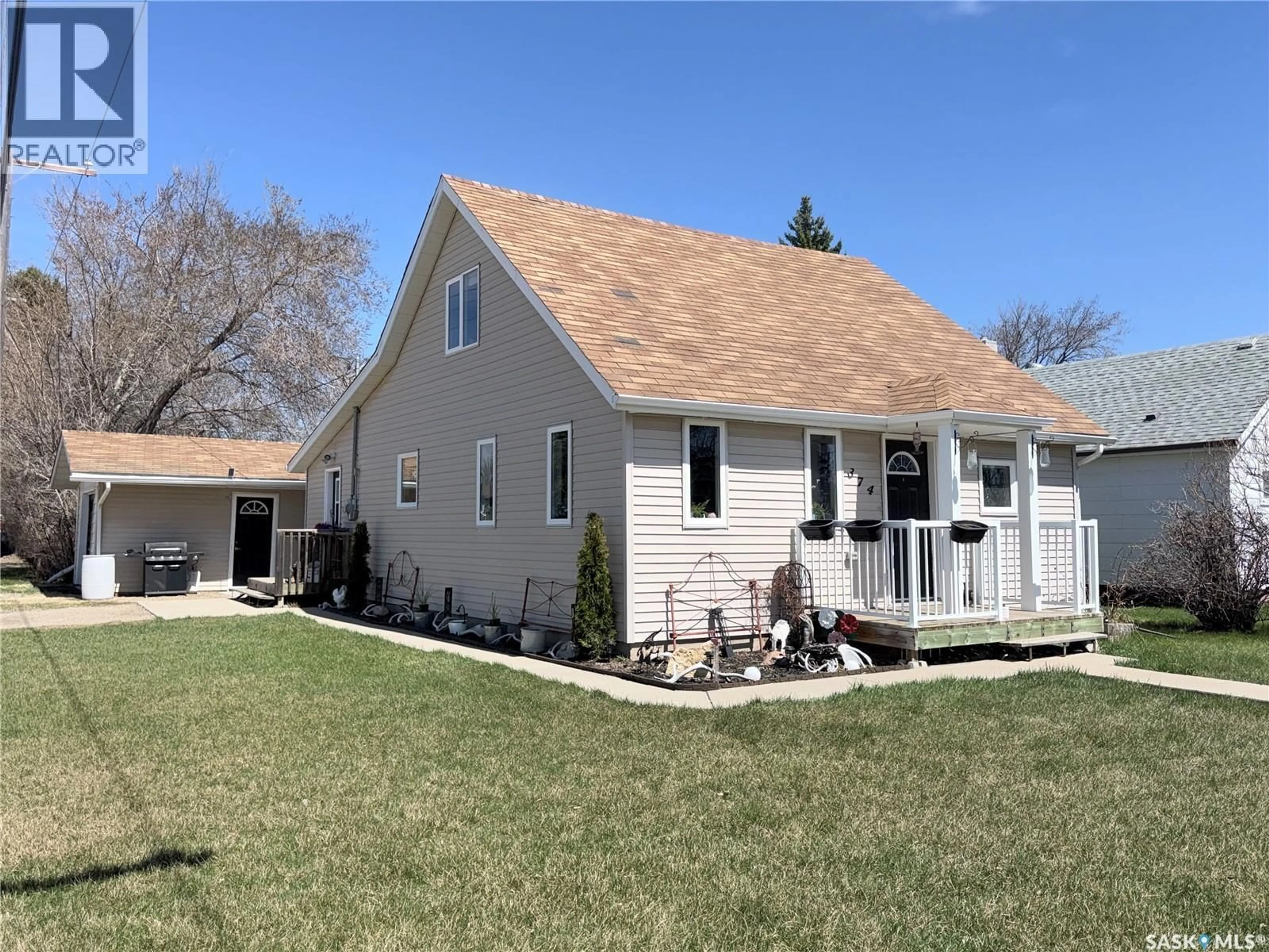 Home with vinyl exterior material, street for 374 8TH AVENUE, Melville Saskatchewan S0A2P0