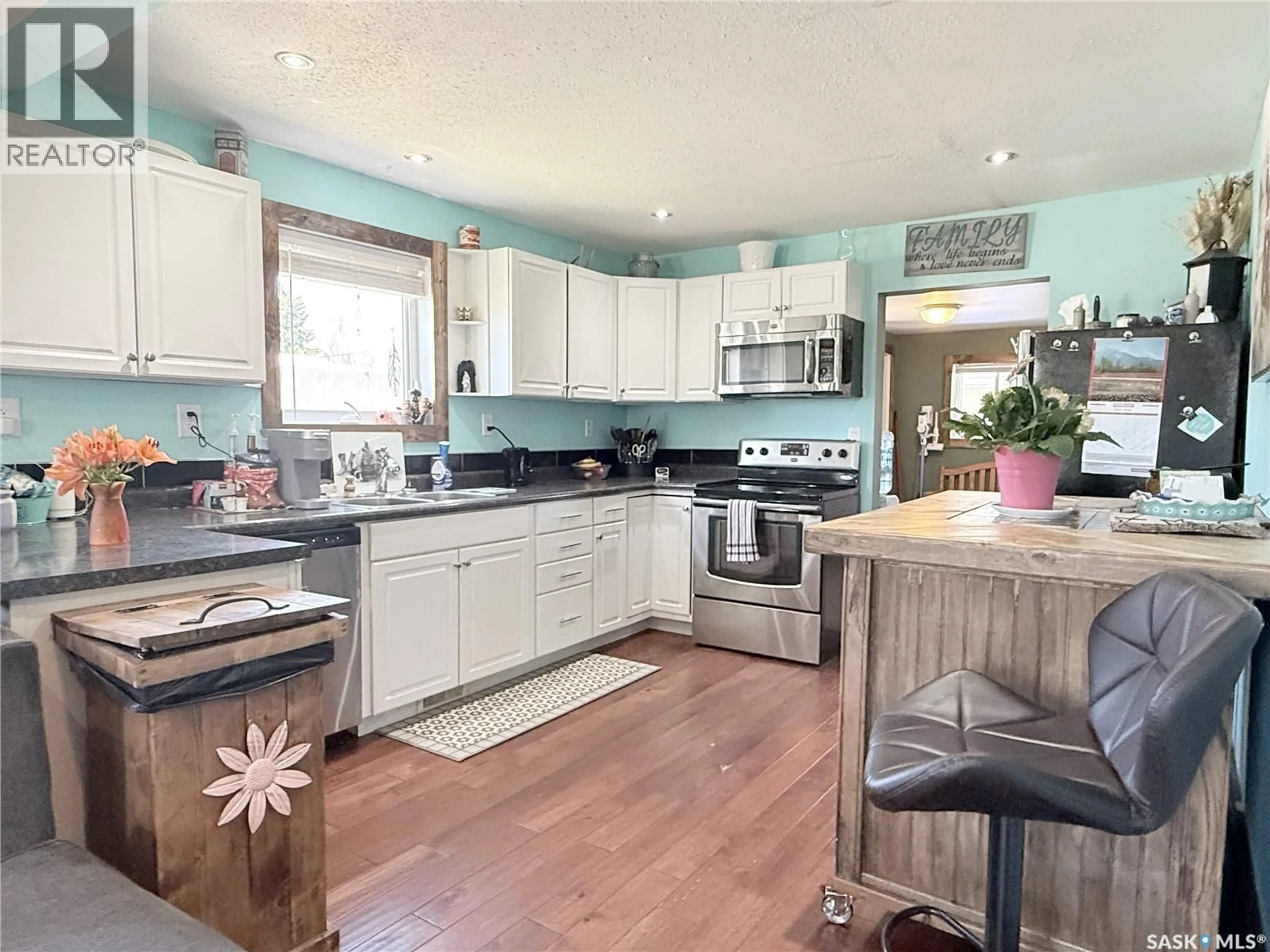 Open concept kitchen, wood/laminate floor for 374 8TH AVENUE, Melville Saskatchewan S0A2P0