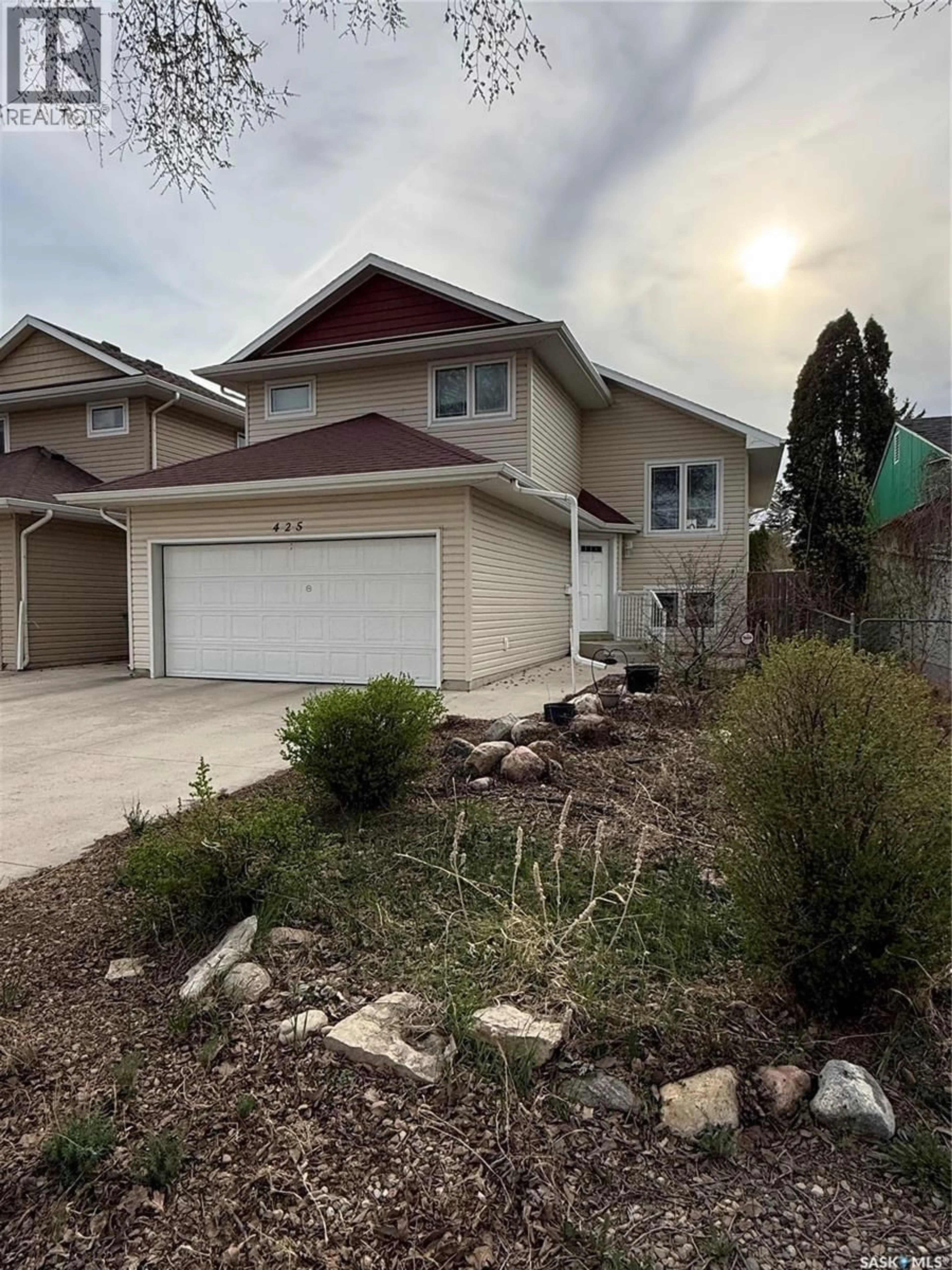 Home with vinyl exterior material, street for 425 Y AVENUE, Saskatoon Saskatchewan S7M3J8