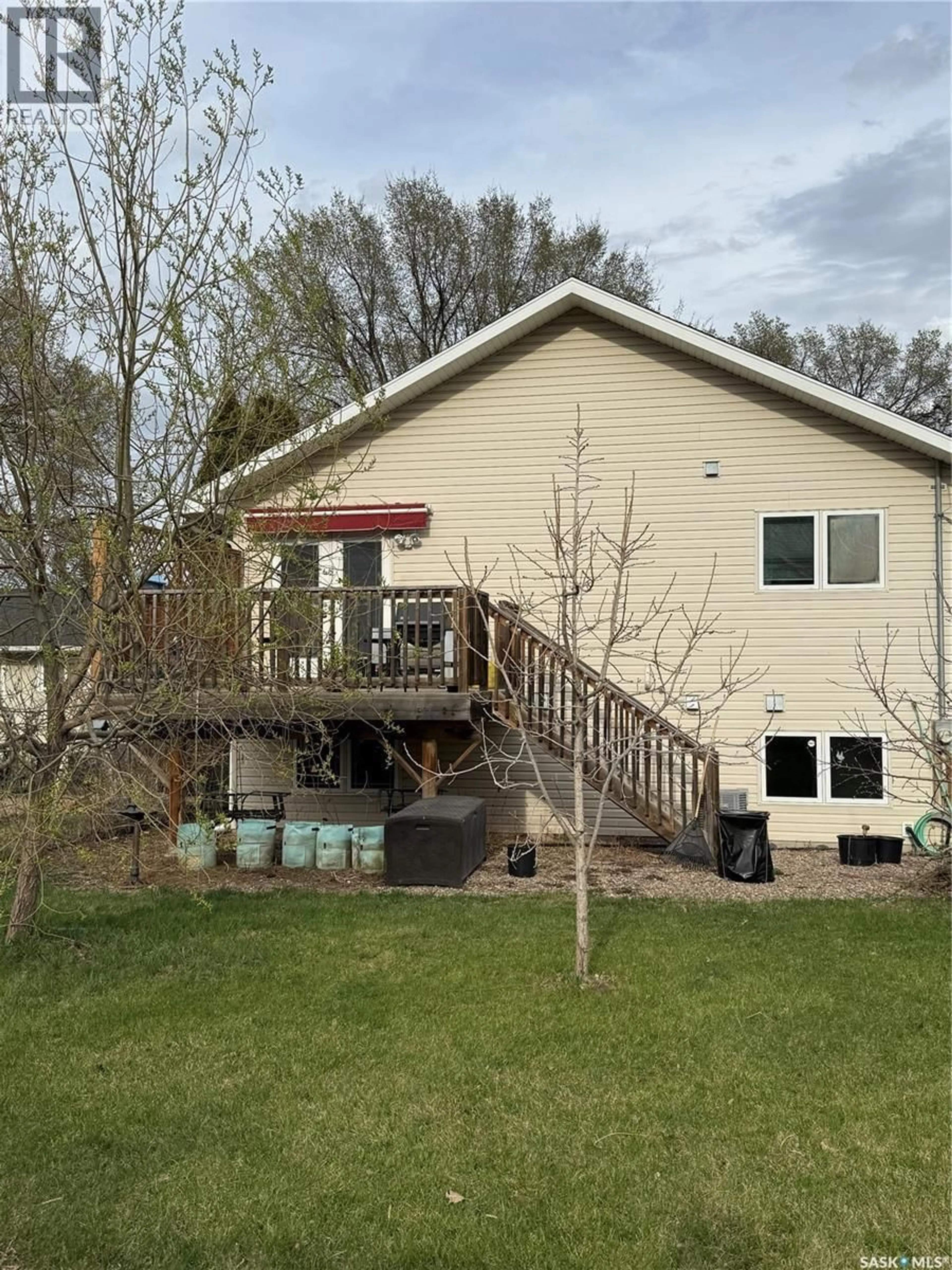 Home with vinyl exterior material, water/lake/river/ocean view for 425 Y AVENUE, Saskatoon Saskatchewan S7M3J8