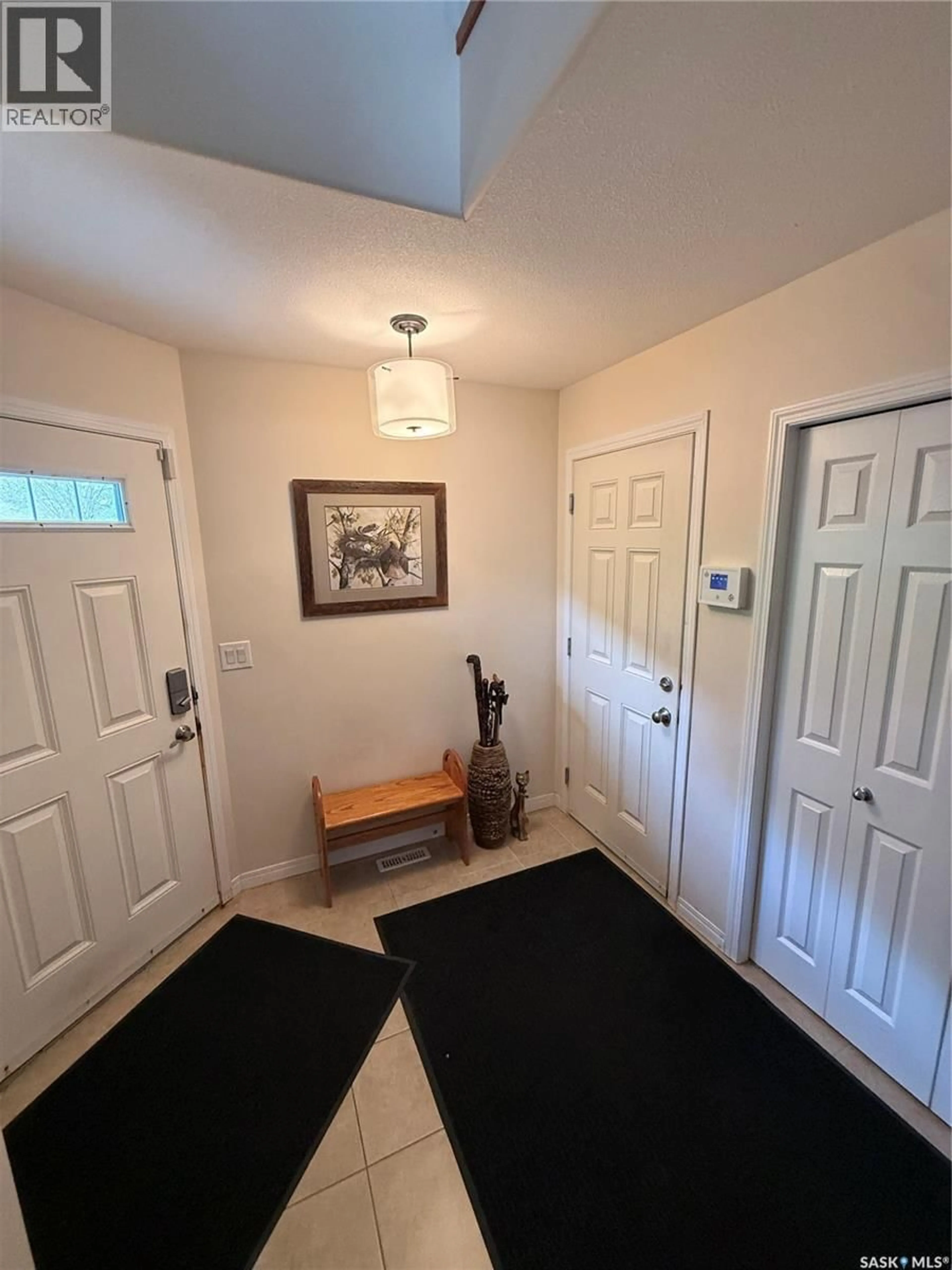 Indoor entryway for 425 Y AVENUE, Saskatoon Saskatchewan S7M3J8