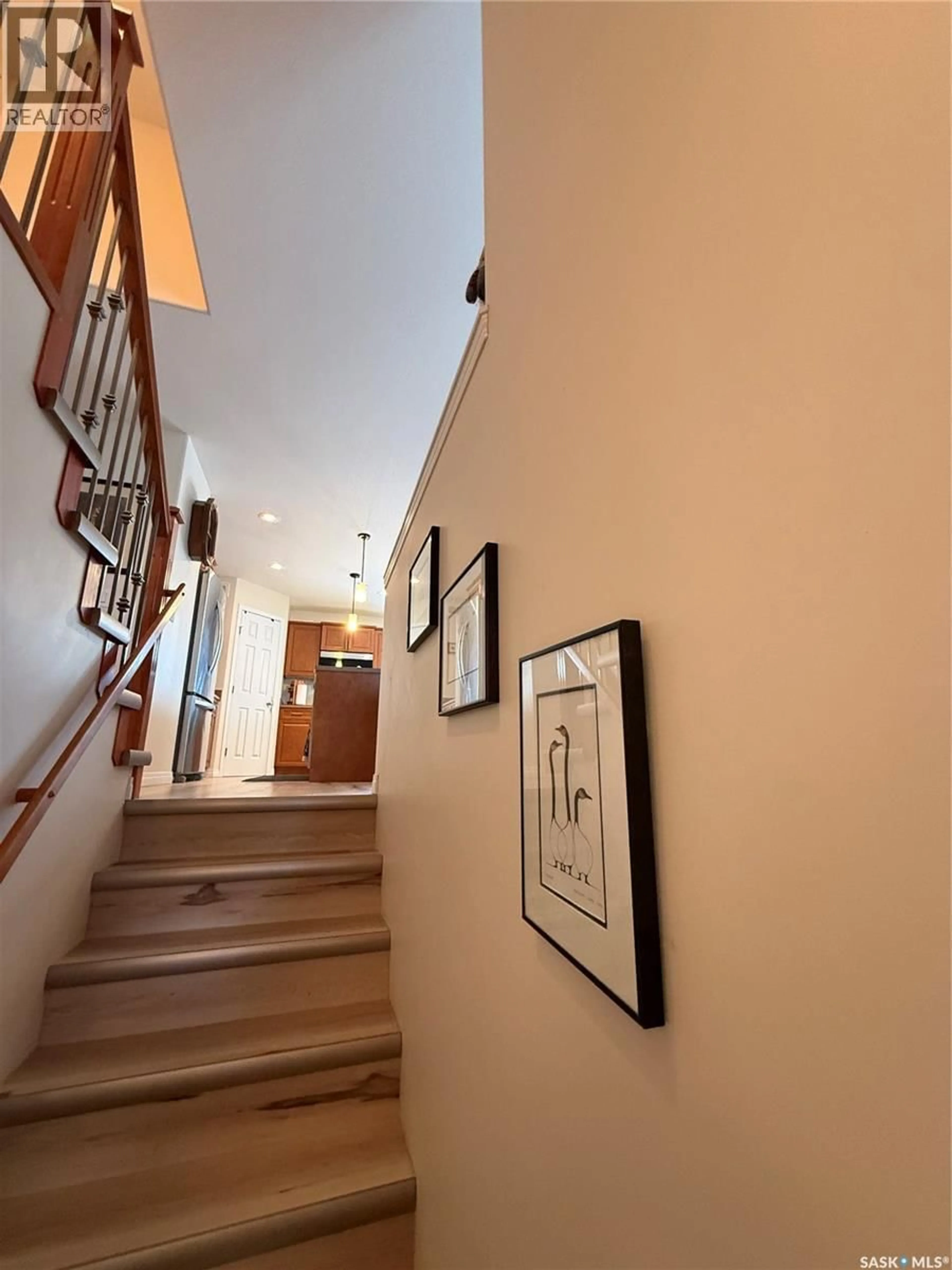 Indoor foyer for 425 Y AVENUE, Saskatoon Saskatchewan S7M3J8
