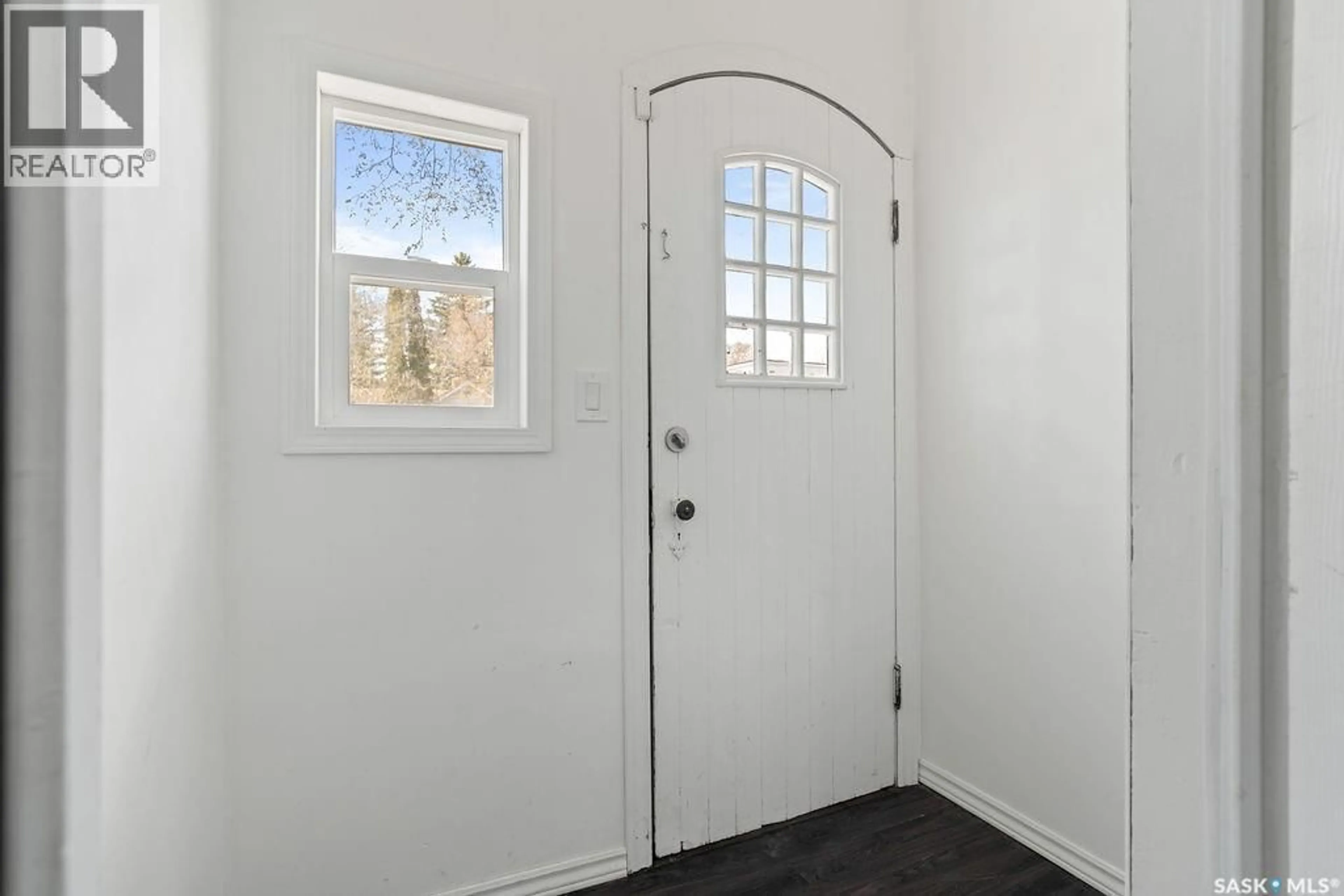 Indoor entryway for 1171 MONTAGUE STREET, Regina Saskatchewan S4T3H8