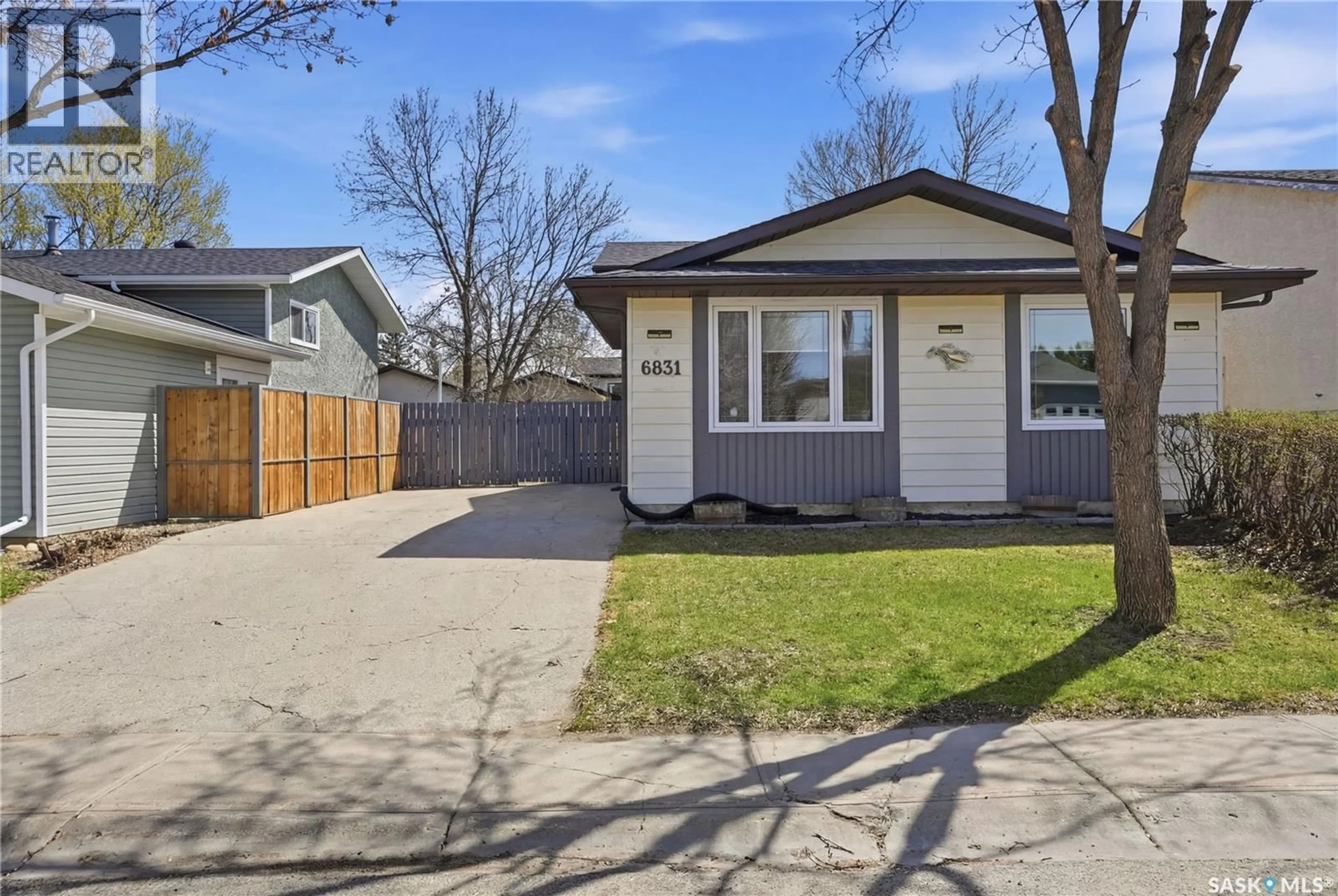 Home with vinyl exterior material, street for 6831 WHELAN DRIVE, Regina Saskatchewan S4X3W2