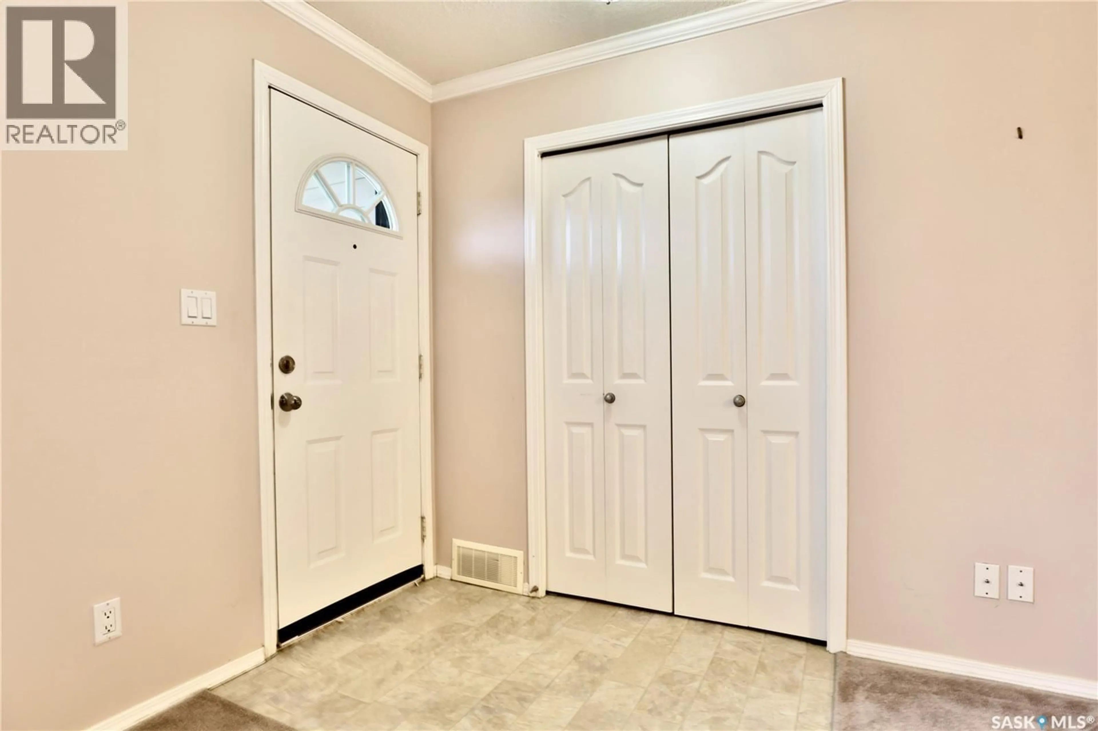 Indoor entryway for 220 CEDAR MEADOW DRIVE, Regina Saskatchewan S4X3J6