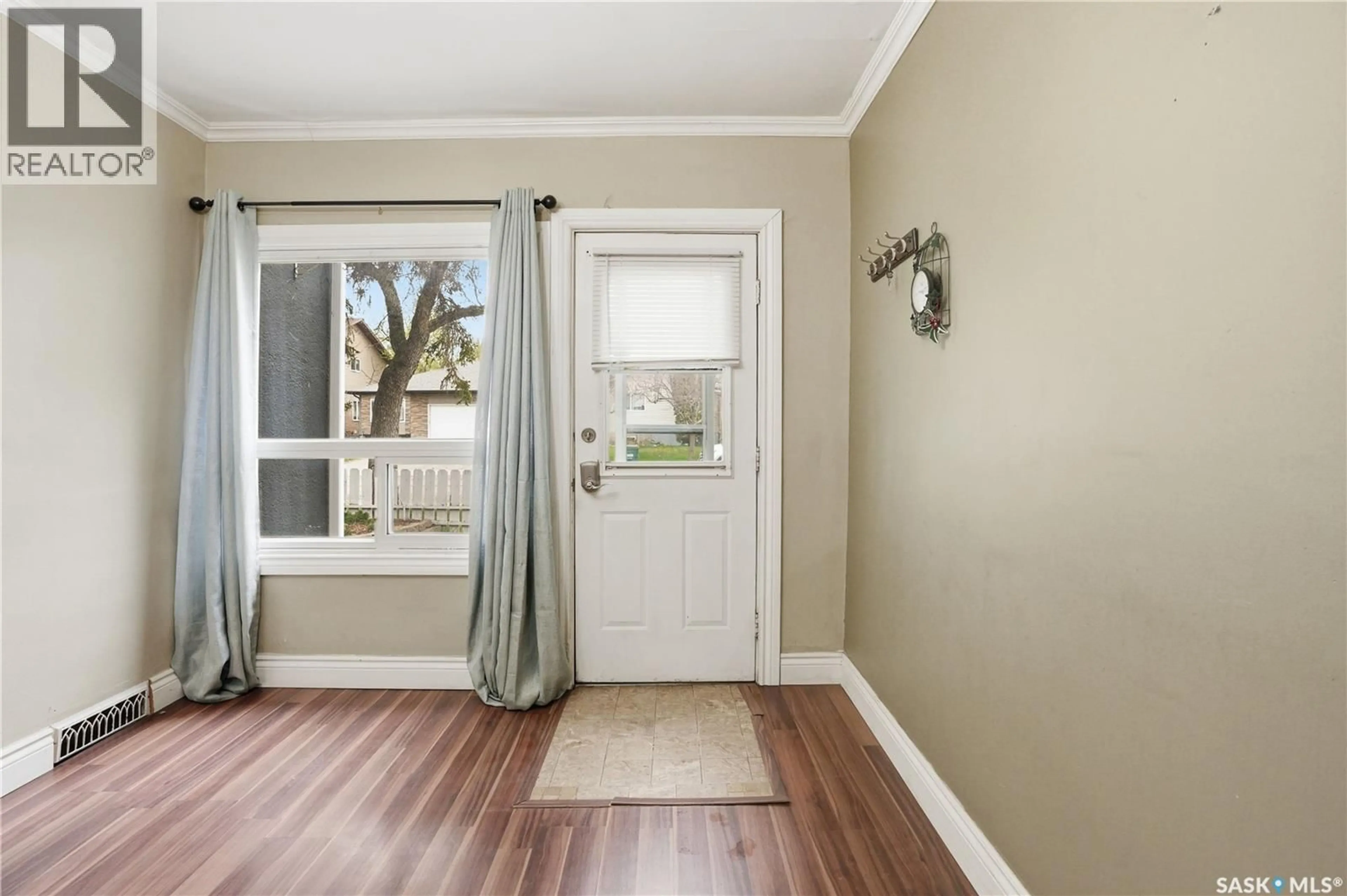 Indoor entryway for 1115 J AVENUE, Saskatoon Saskatchewan S7L2L5